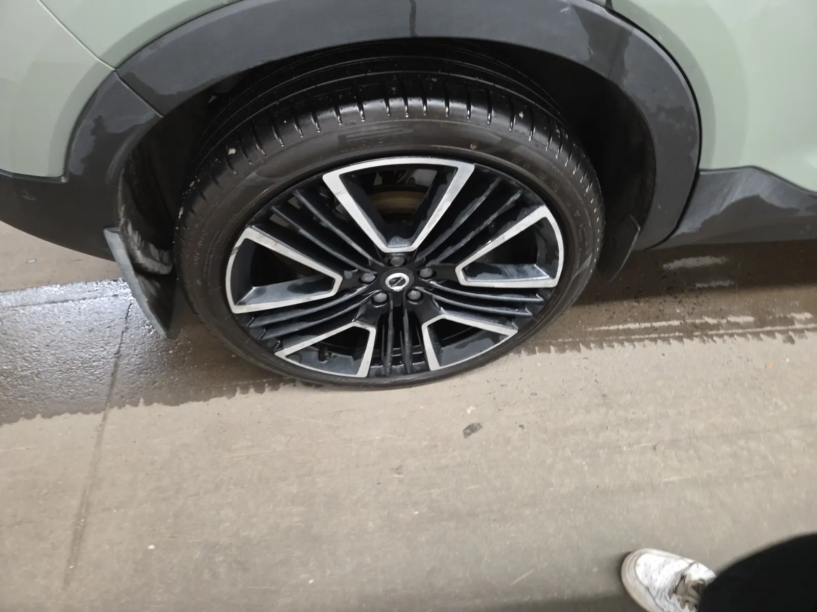 Right Rear Wheel/Tire Photo
