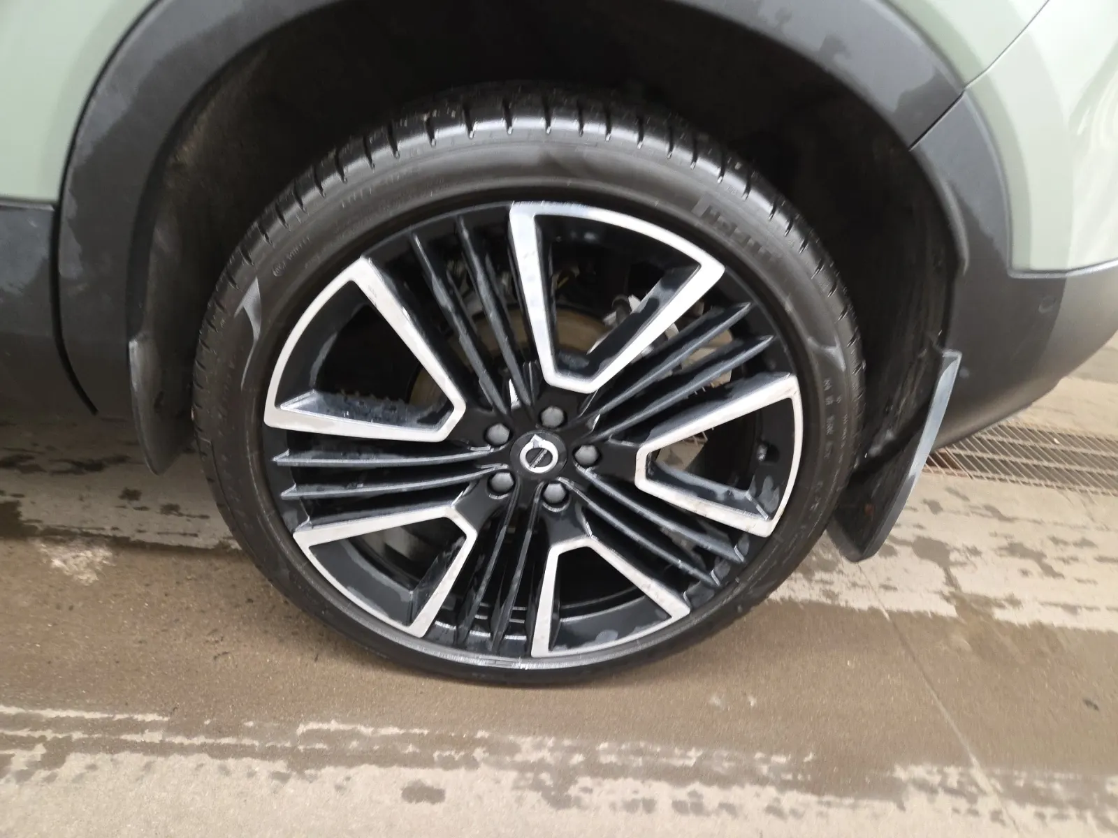 Left Rear Wheel/Tire Photo