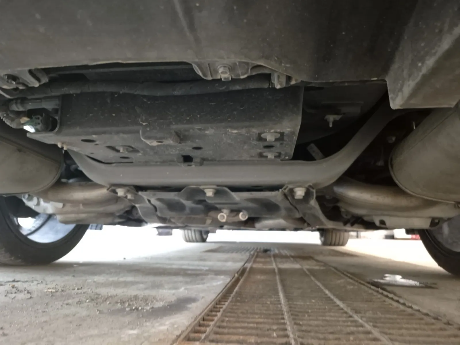 Undercarriage - Rear Photo