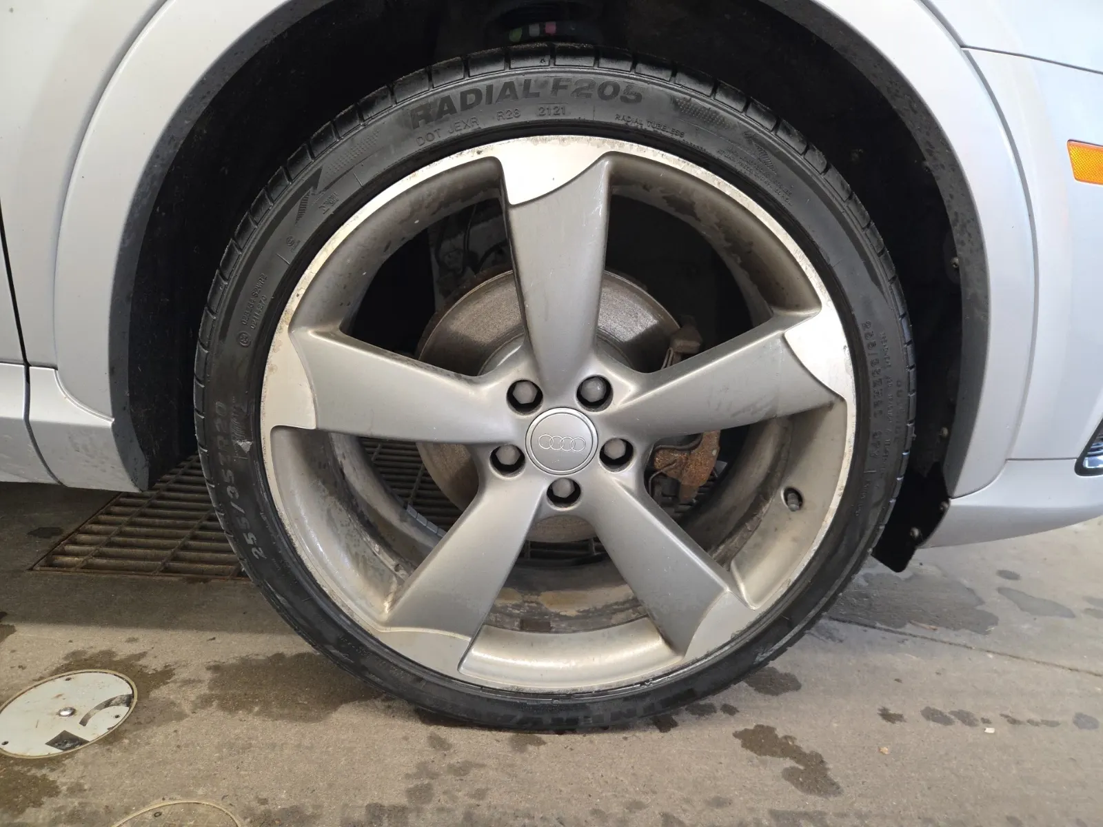 Right Front Wheel/Tire Photo