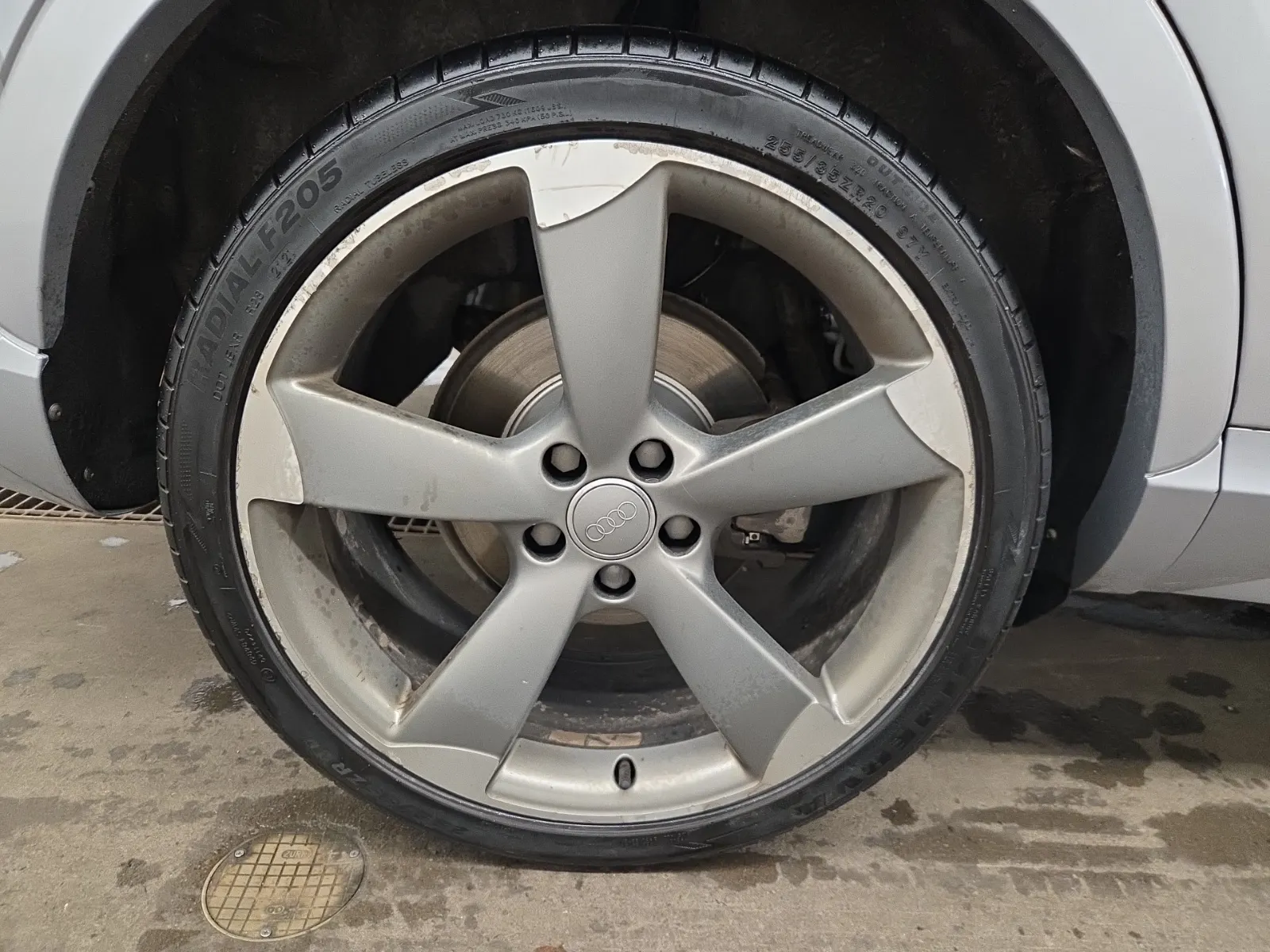 Right Rear Wheel/Tire Photo