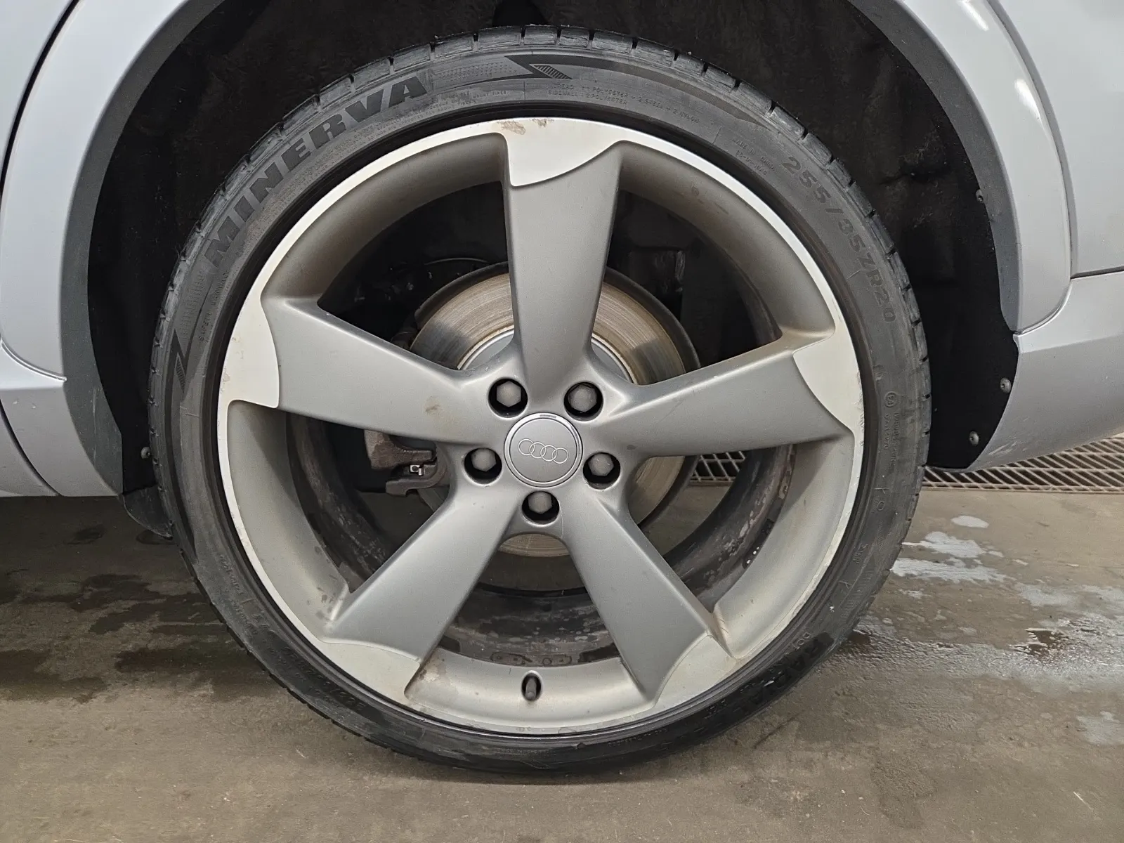 Left Rear Wheel/Tire Photo
