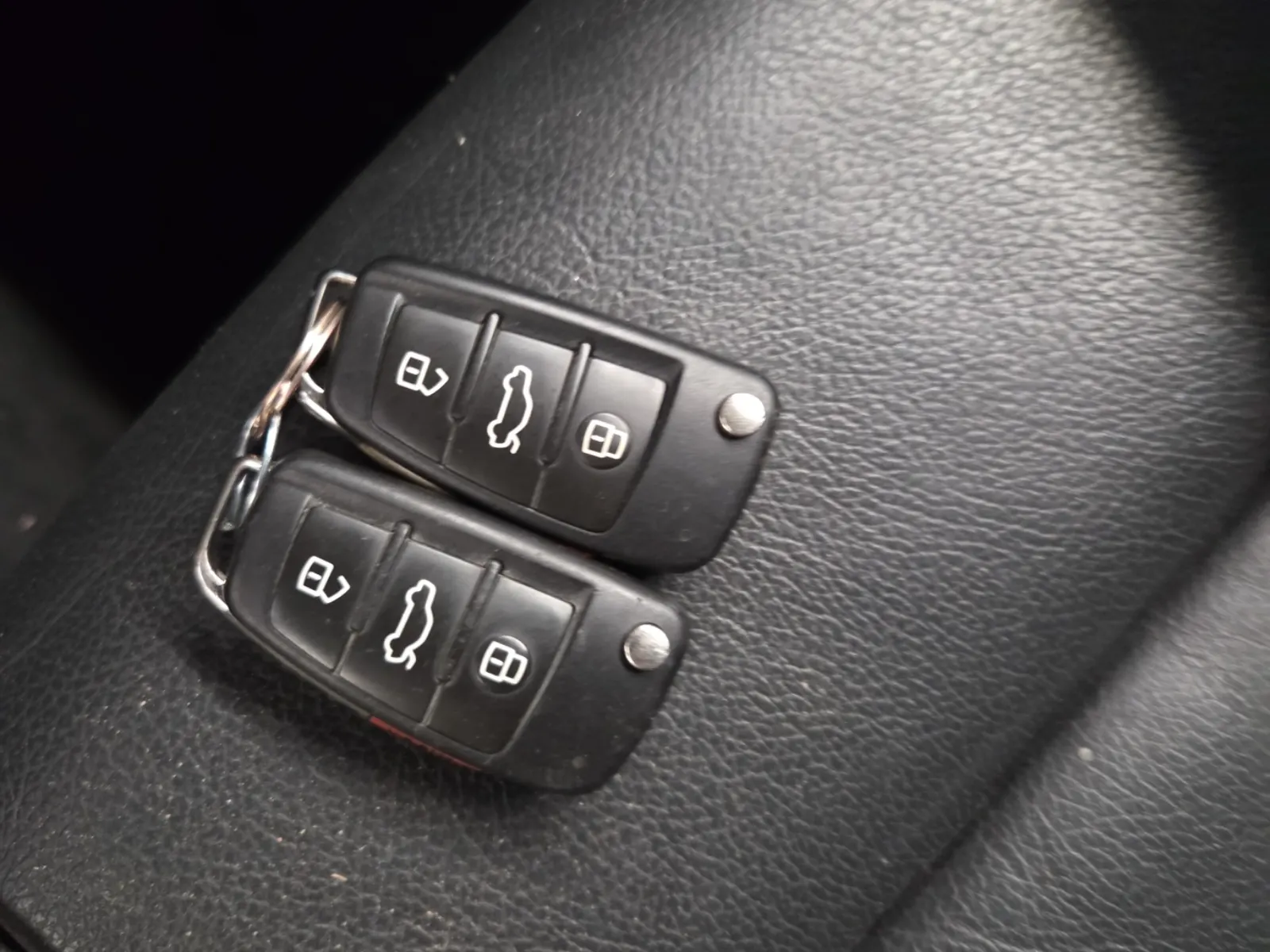 Keys/Fobs/Manual Photo