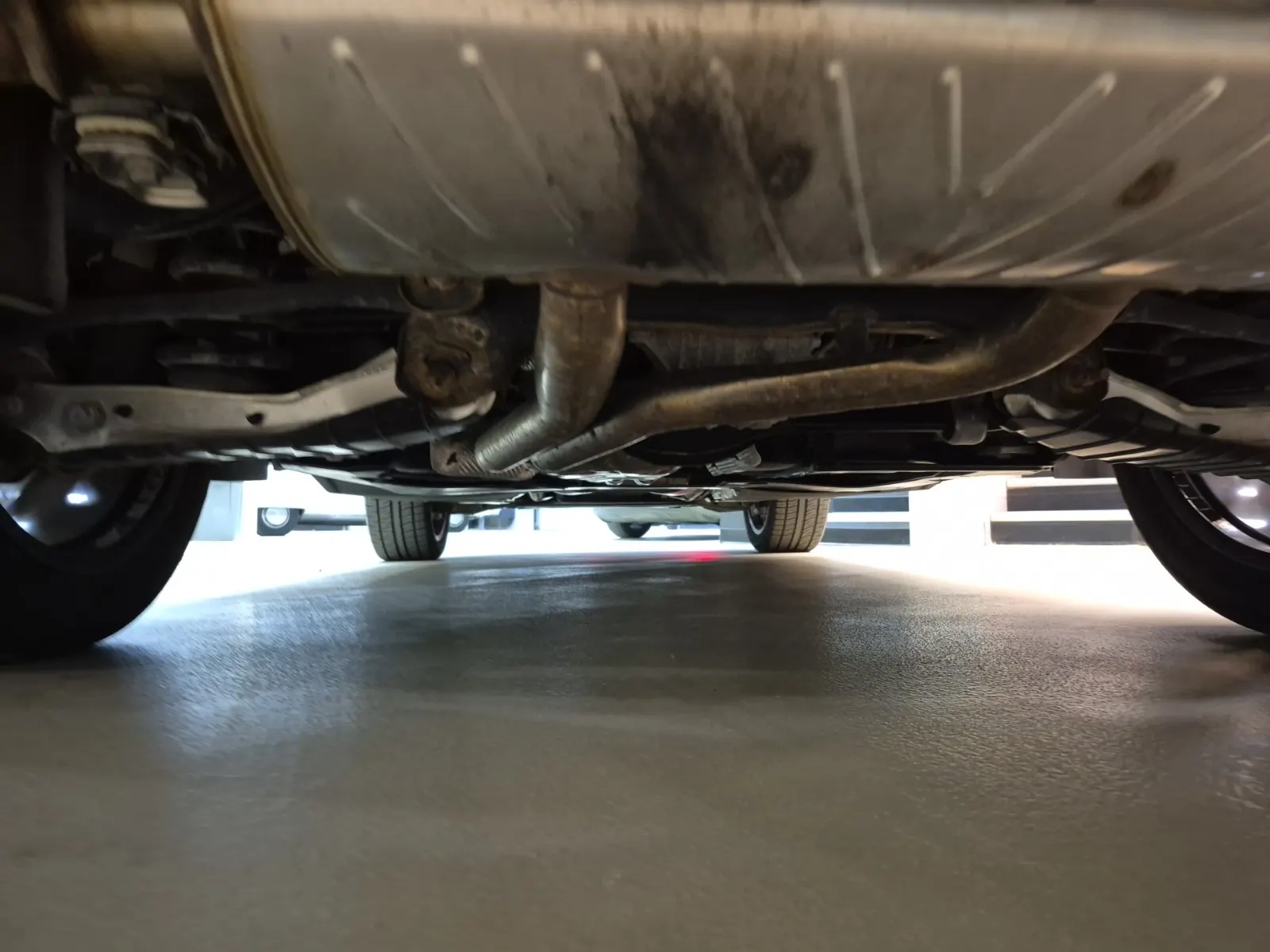 Undercarriage - Rear Photo