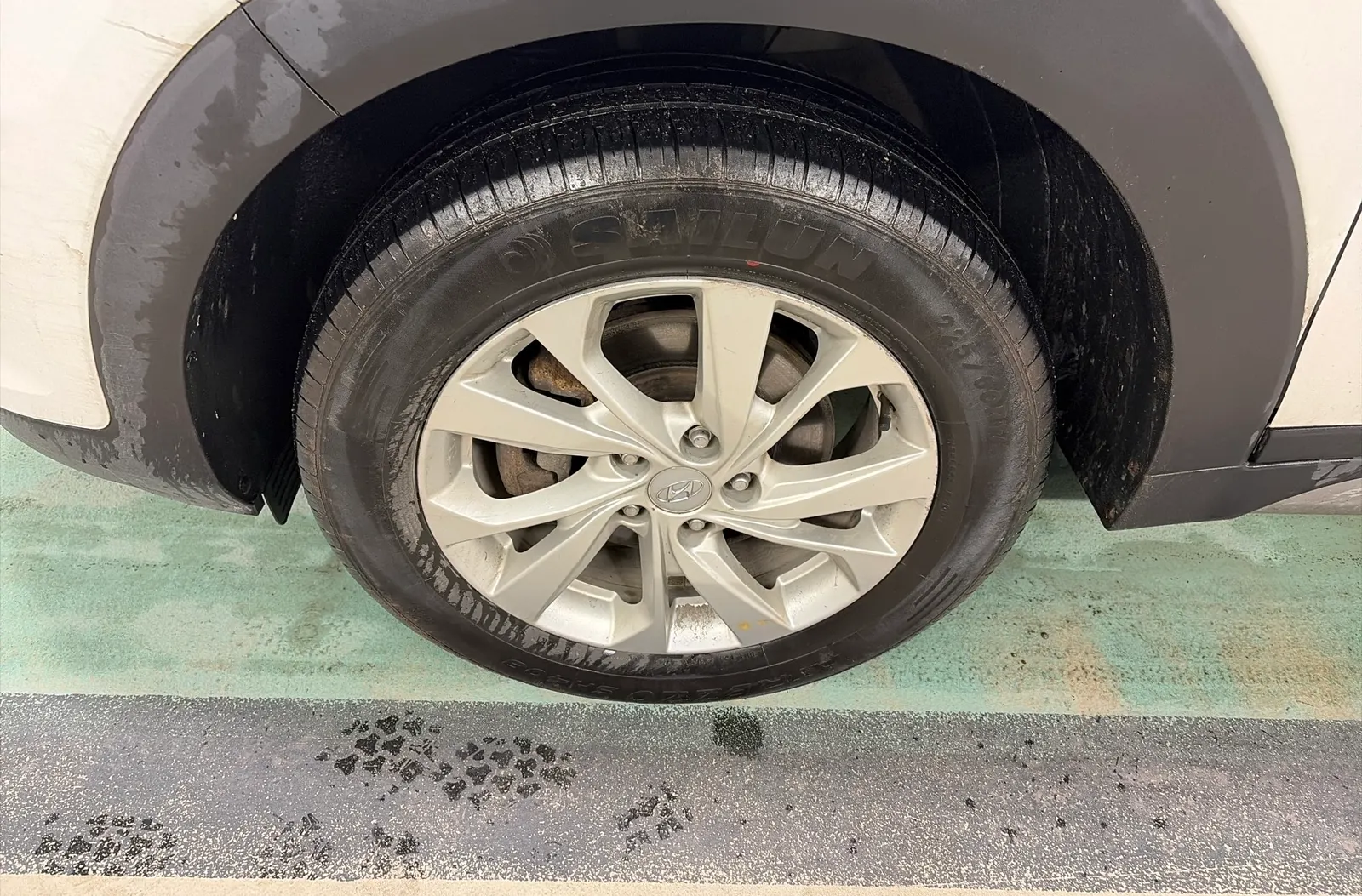 Front driver wheel/tire photo
