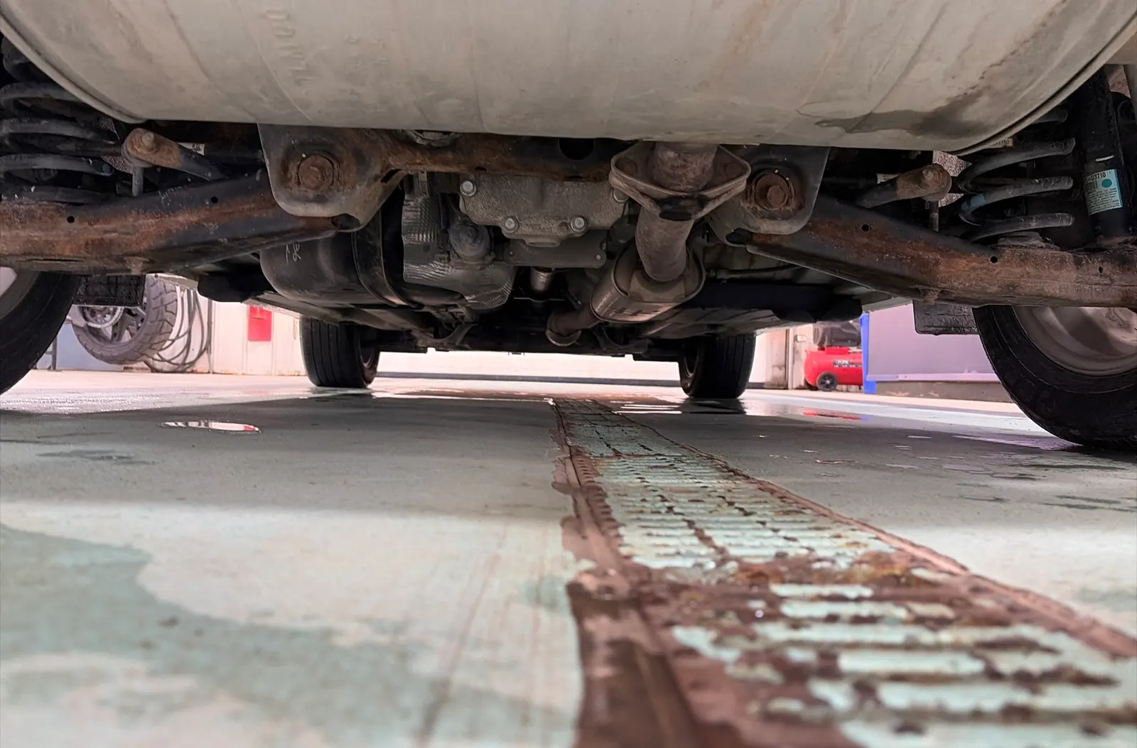 Undercarriage - Rear Photo