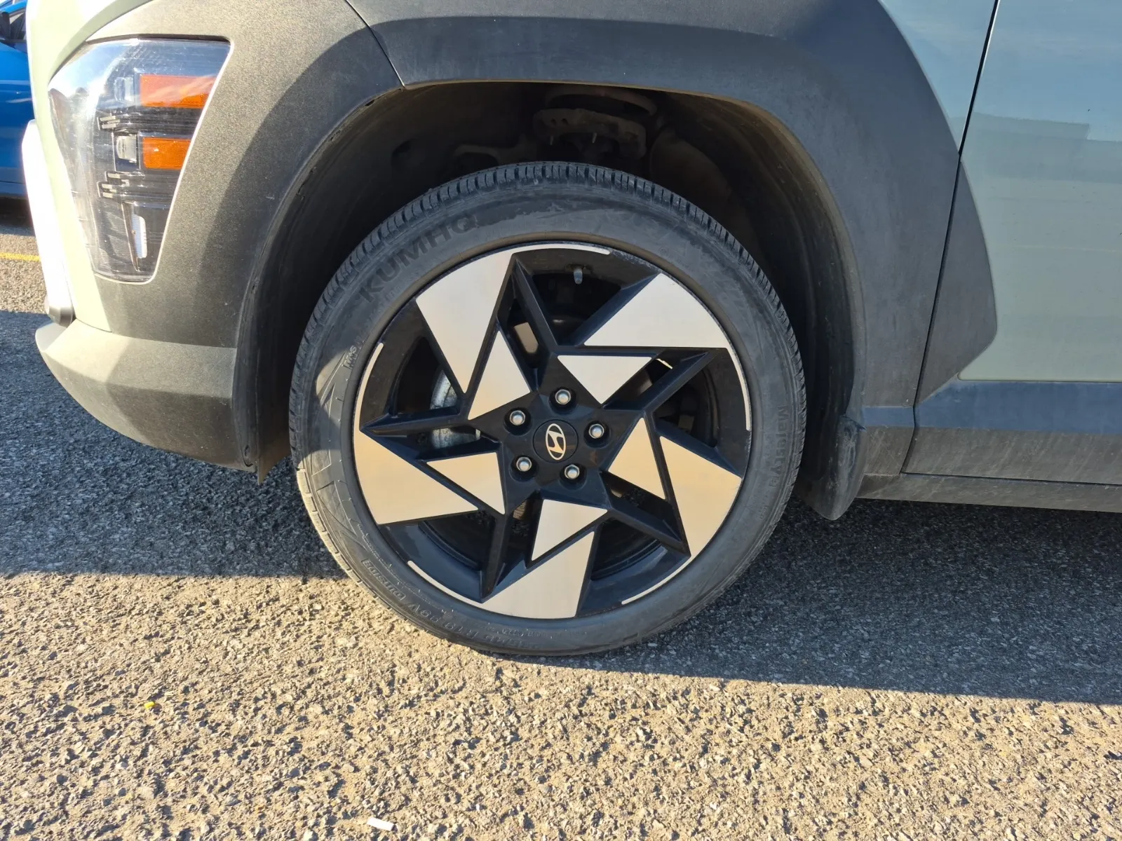 Front driver wheel/tire photo