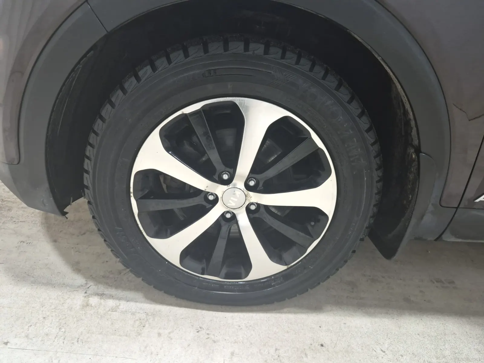 Front driver wheel/tire photo