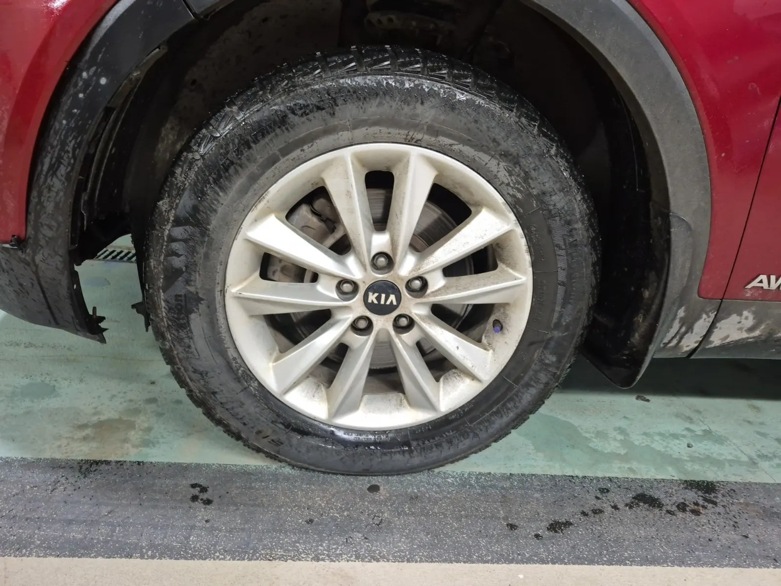 Front driver wheel/tire photo