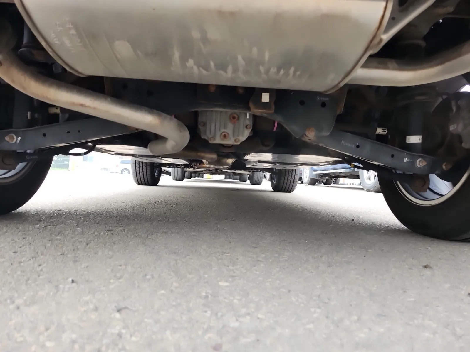 Undercarriage - Rear Photo