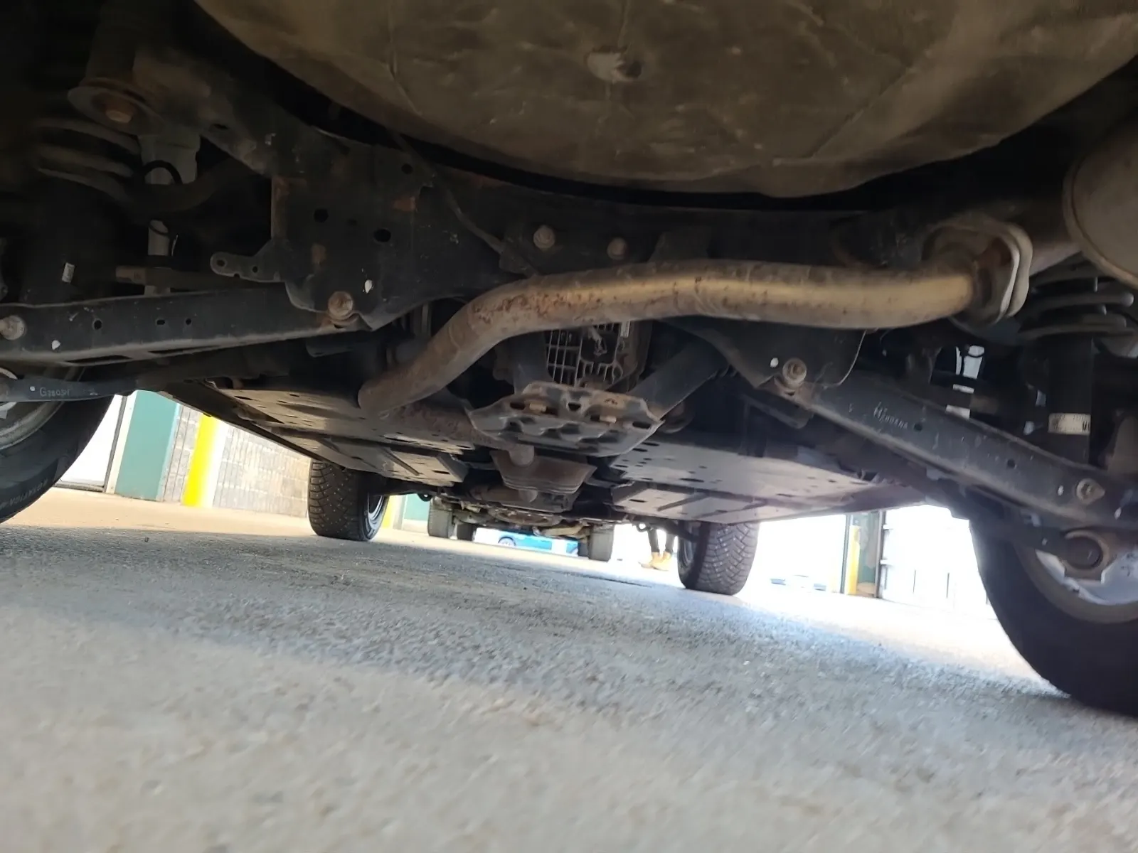 Undercarriage - Rear Photo
