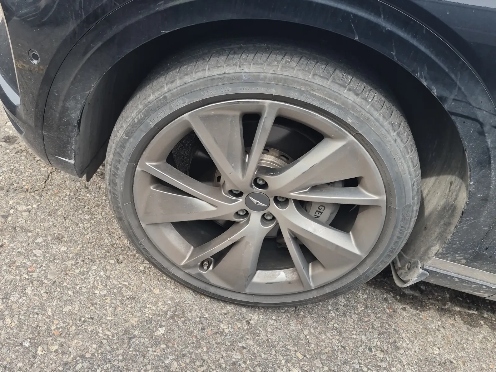 Front driver wheel/tire photo