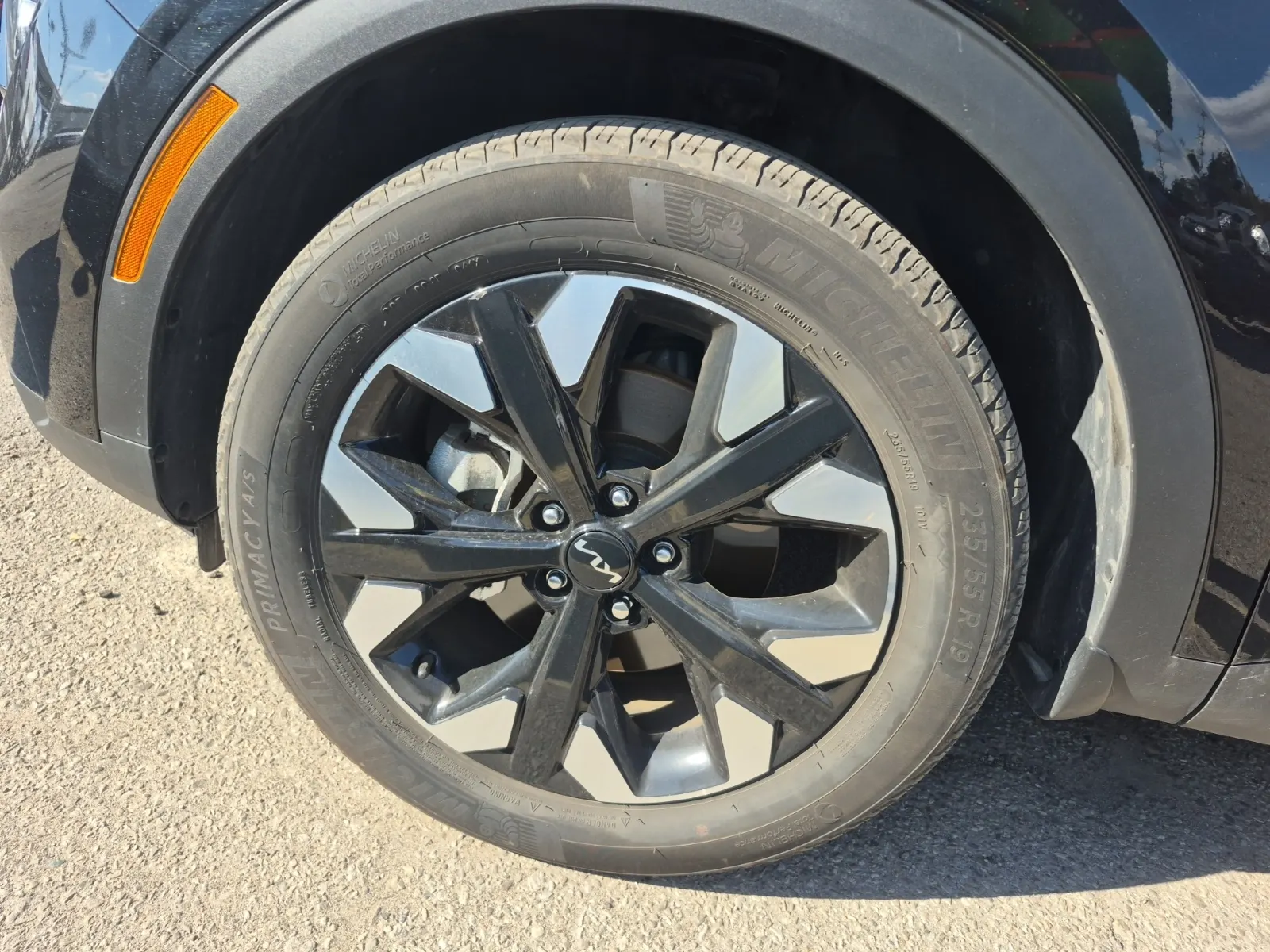 Front driver wheel/tire photo