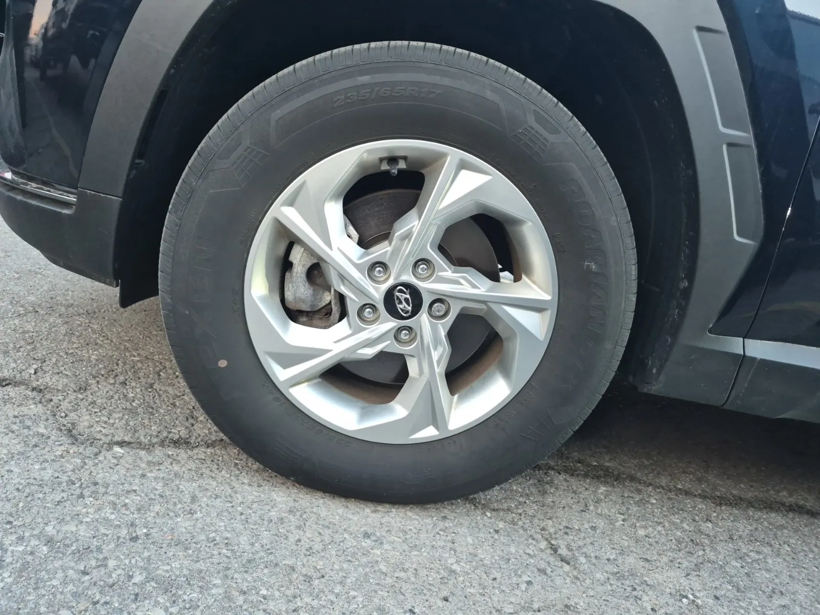 Front driver wheel/tire photo