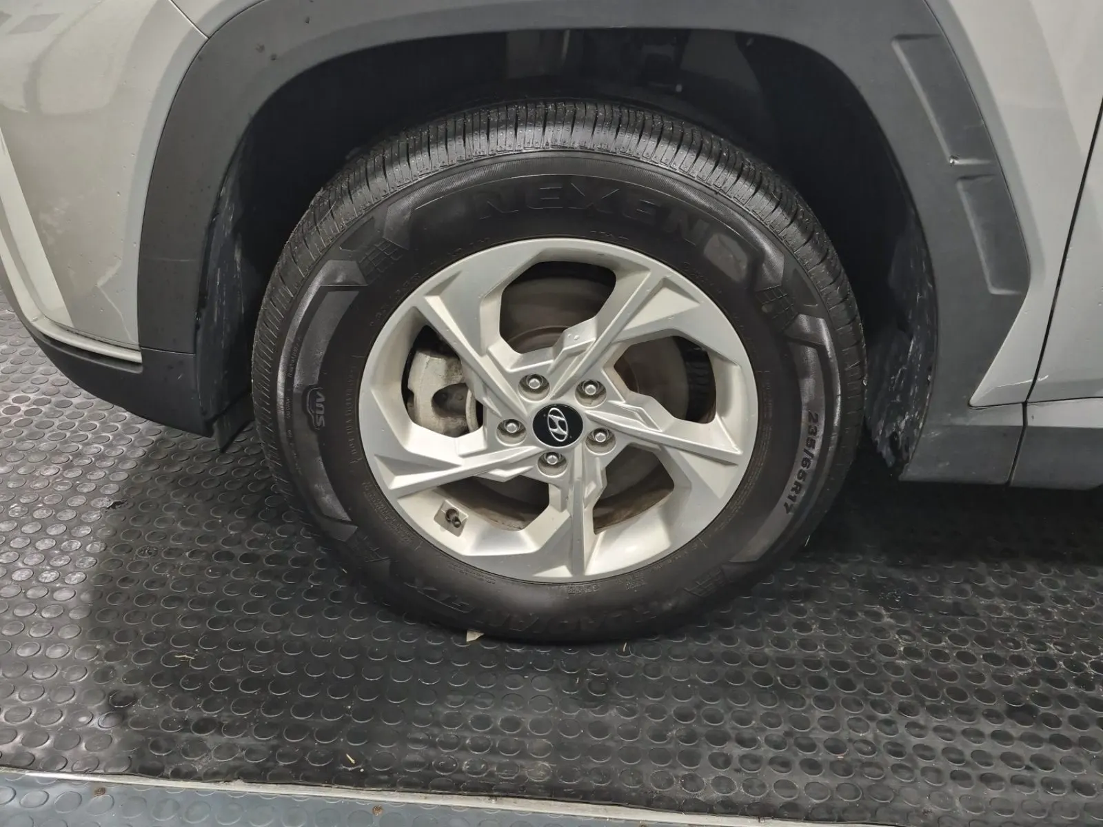 Front driver wheel/tire photo