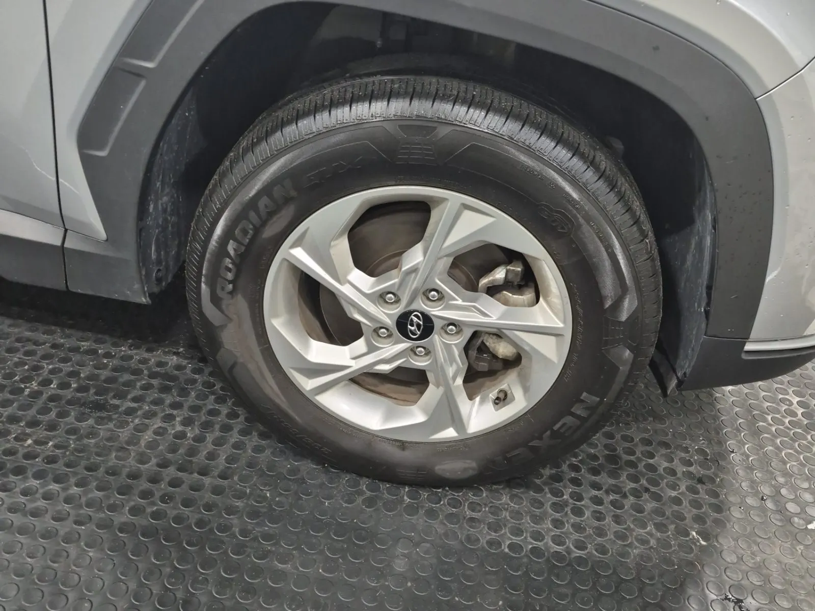 Right Front Wheel/Tire Photo