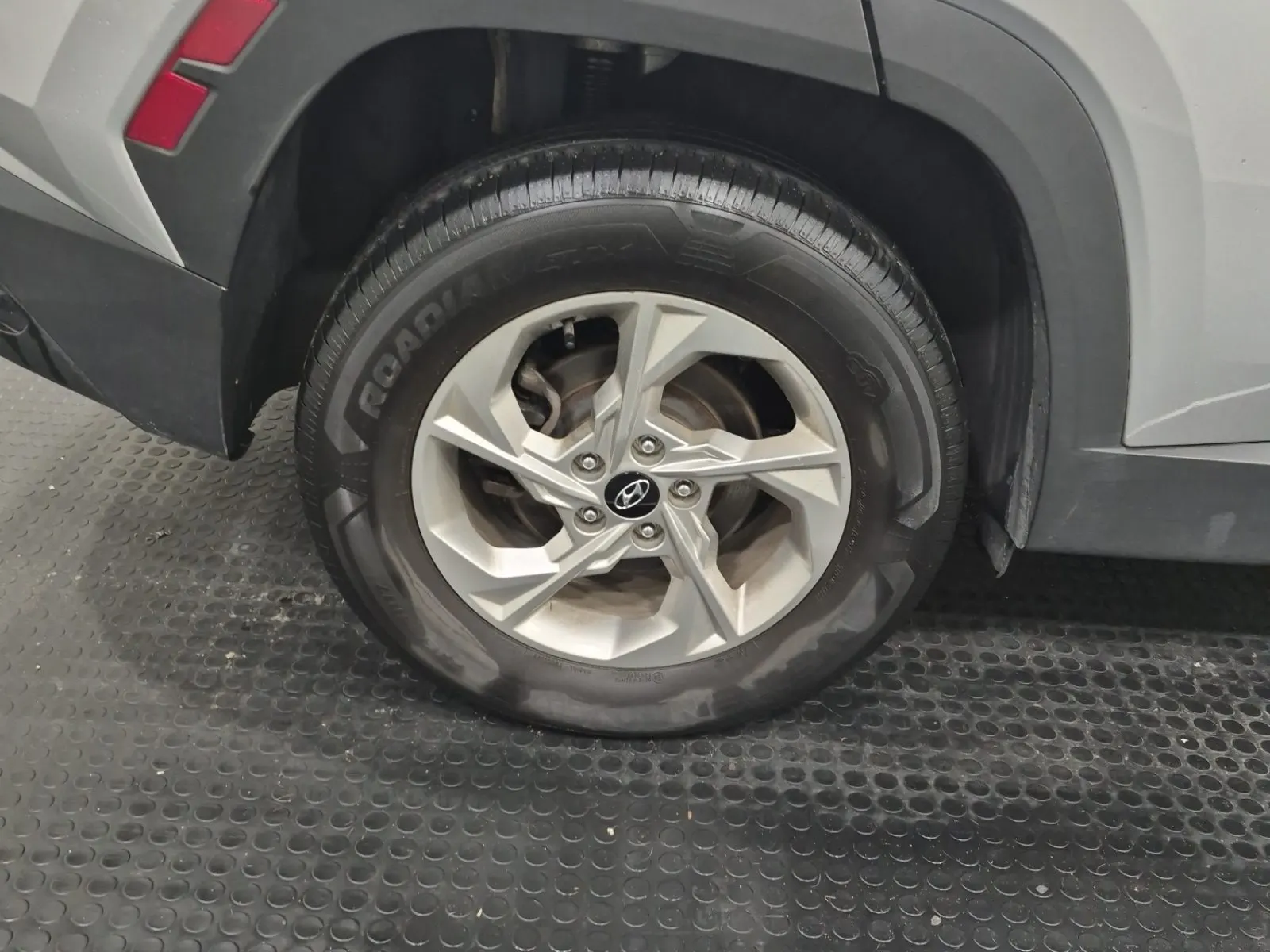 Right Rear Wheel/Tire Photo