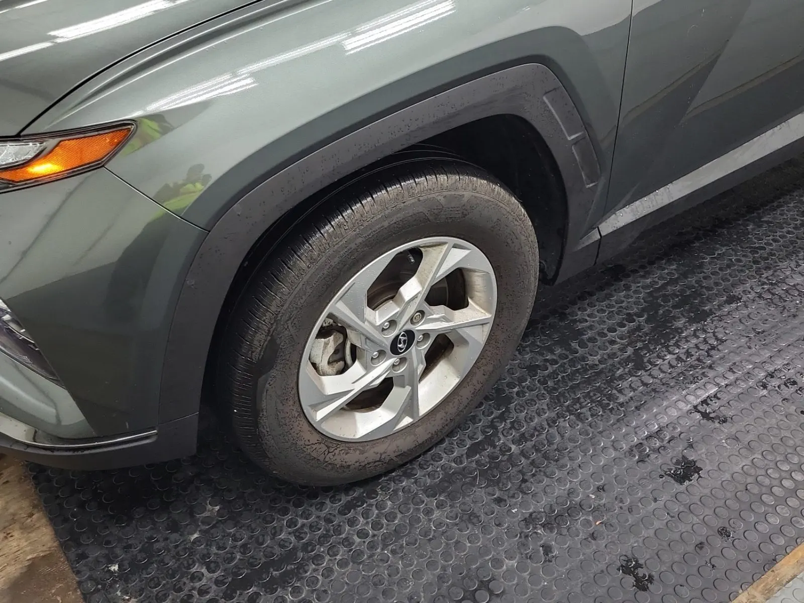 Front driver wheel/tire photo