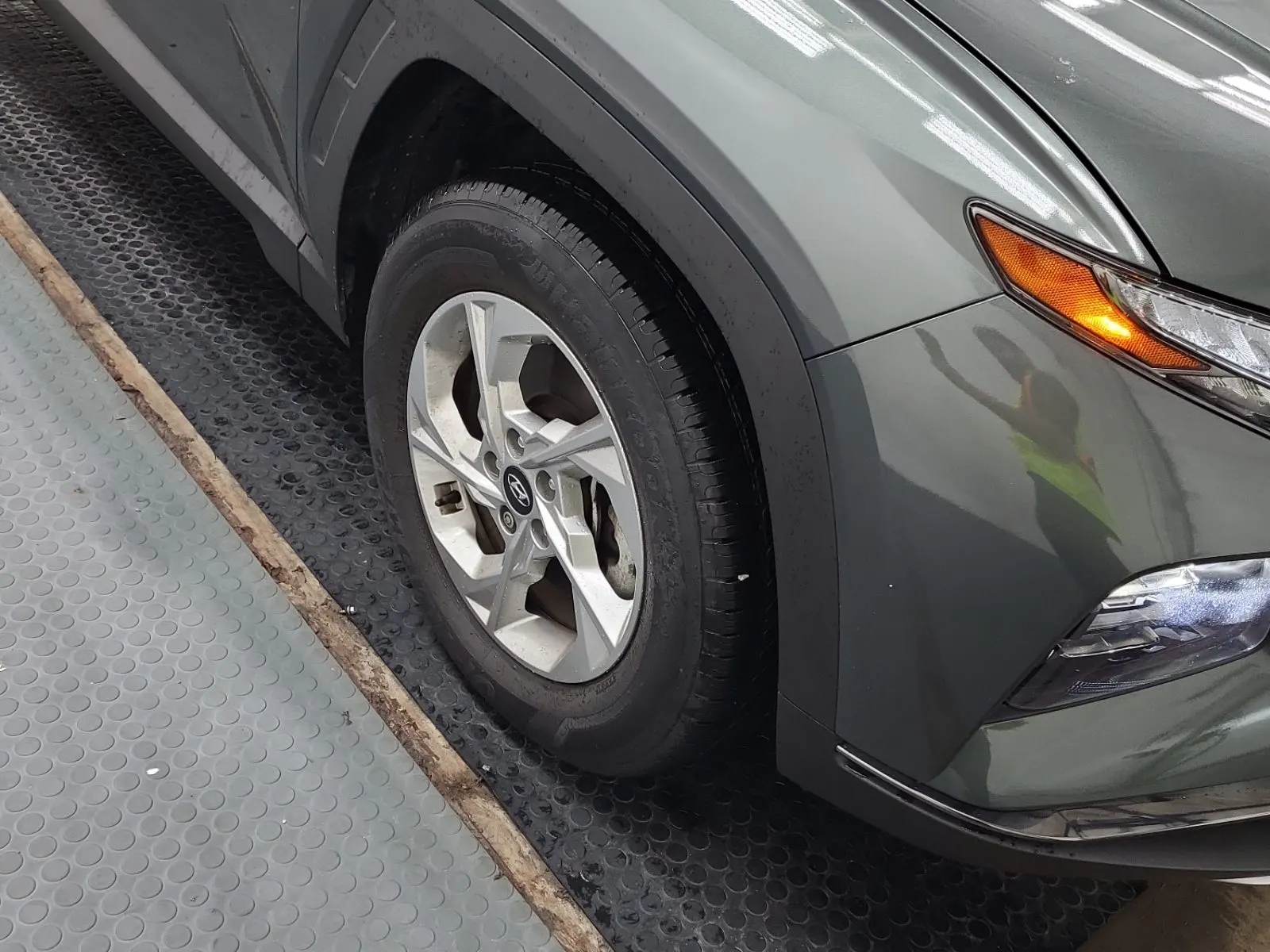 Right Front Wheel/Tire Photo