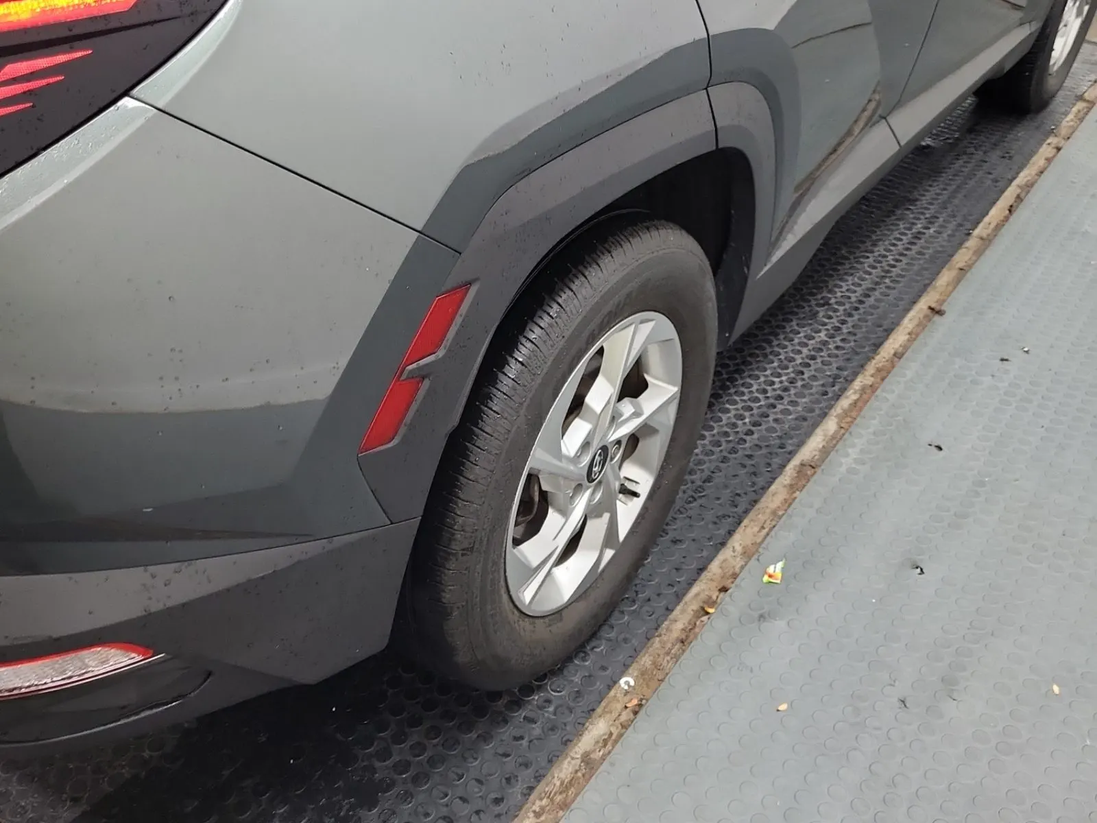 Right Rear Wheel/Tire Photo