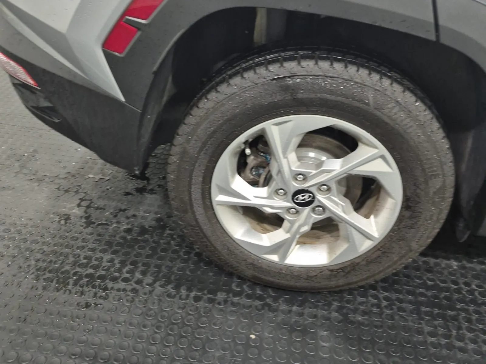 Right Rear Wheel/Tire Photo