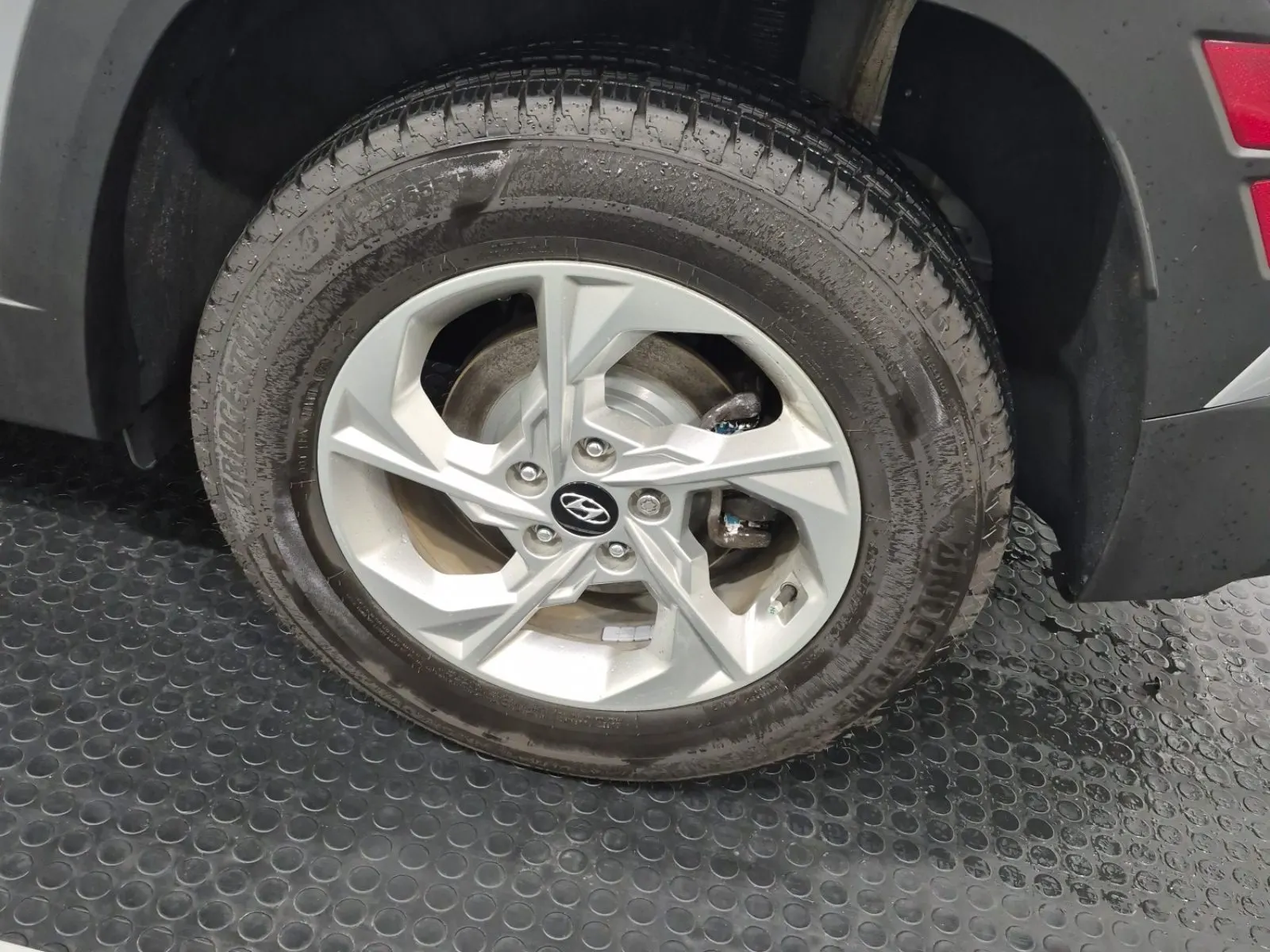 Left Rear Wheel/Tire Photo