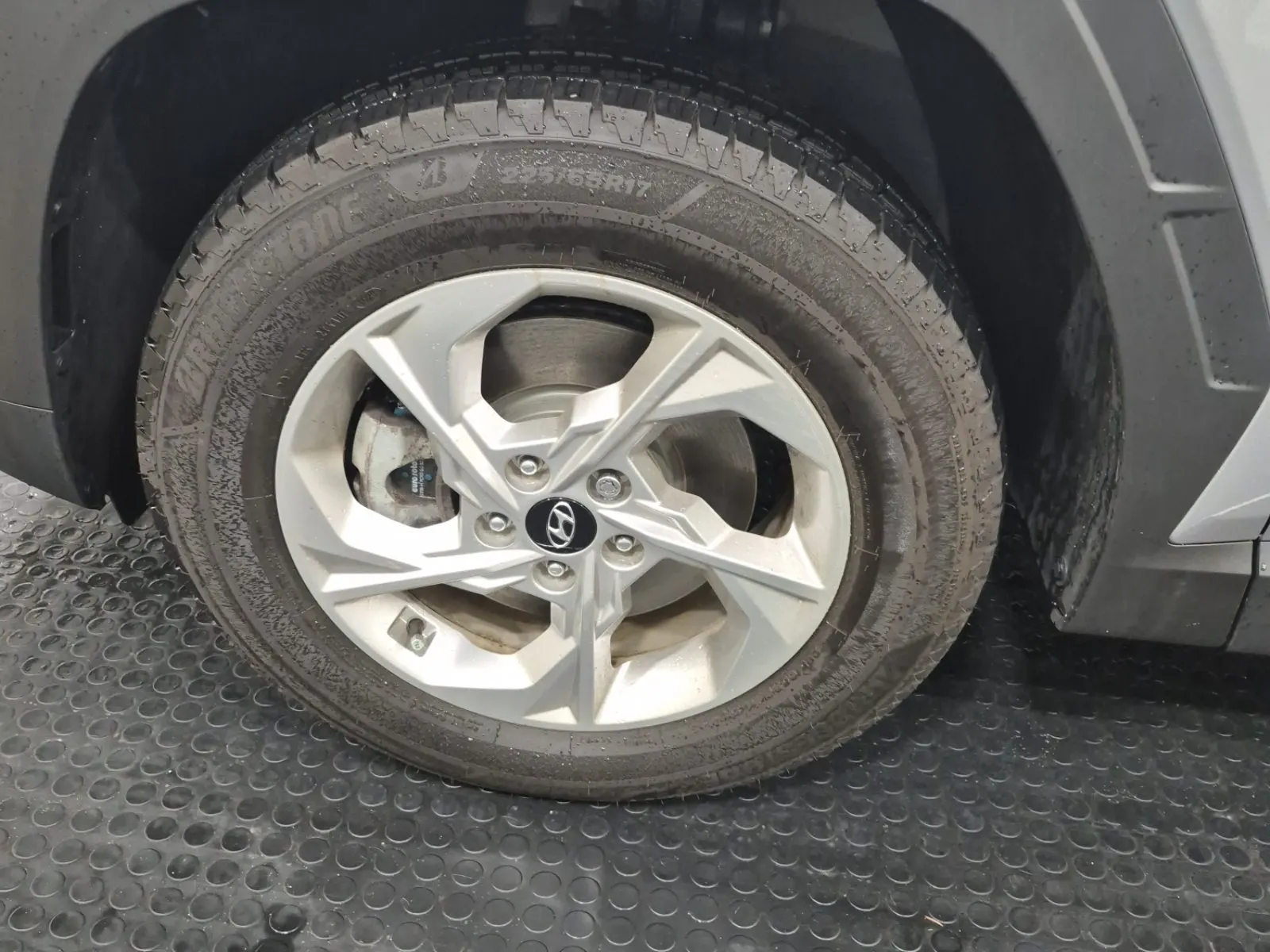 Front driver wheel/tire photo