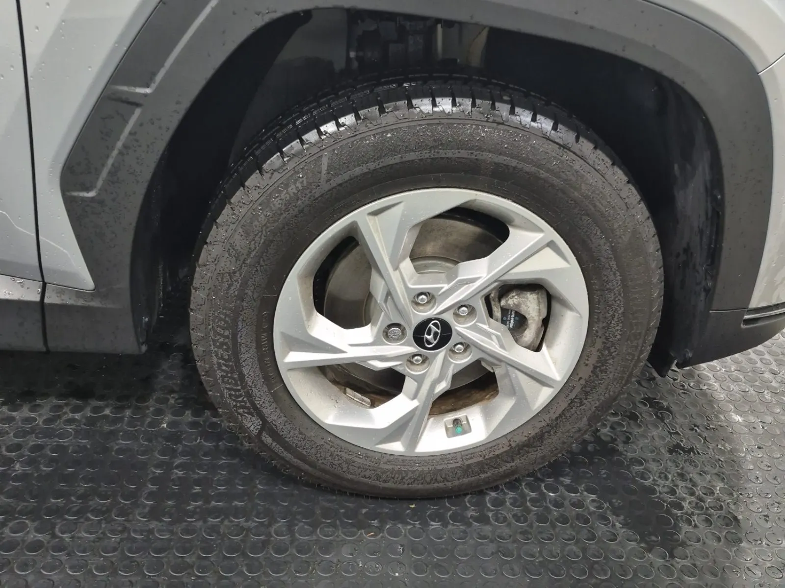 Right Front Wheel/Tire Photo