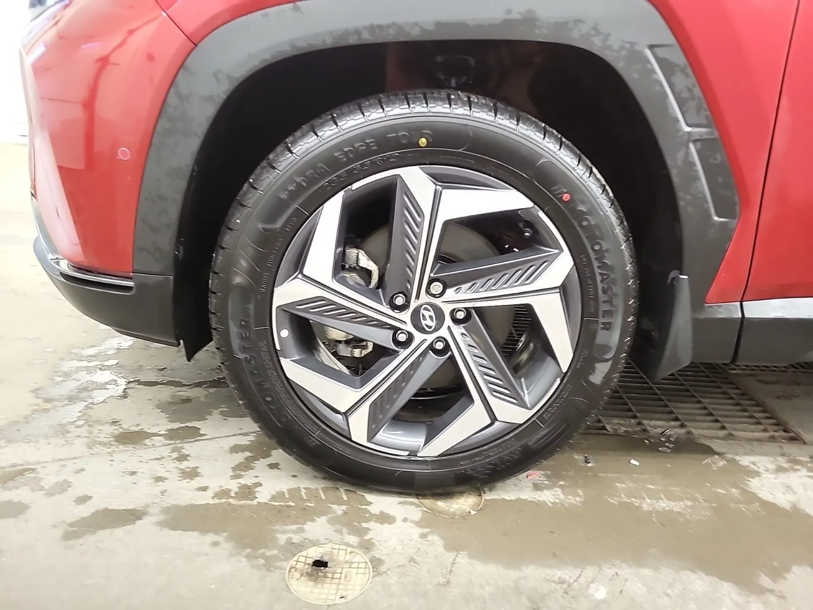 Front driver wheel/tire photo