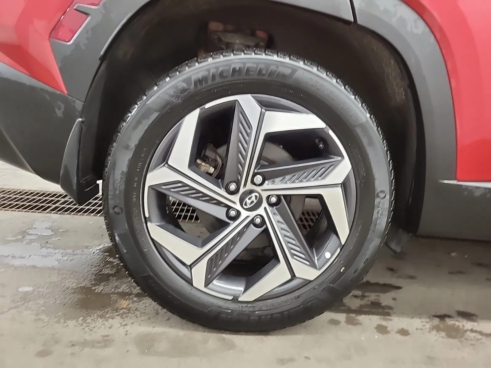 Right Rear Wheel/Tire Photo