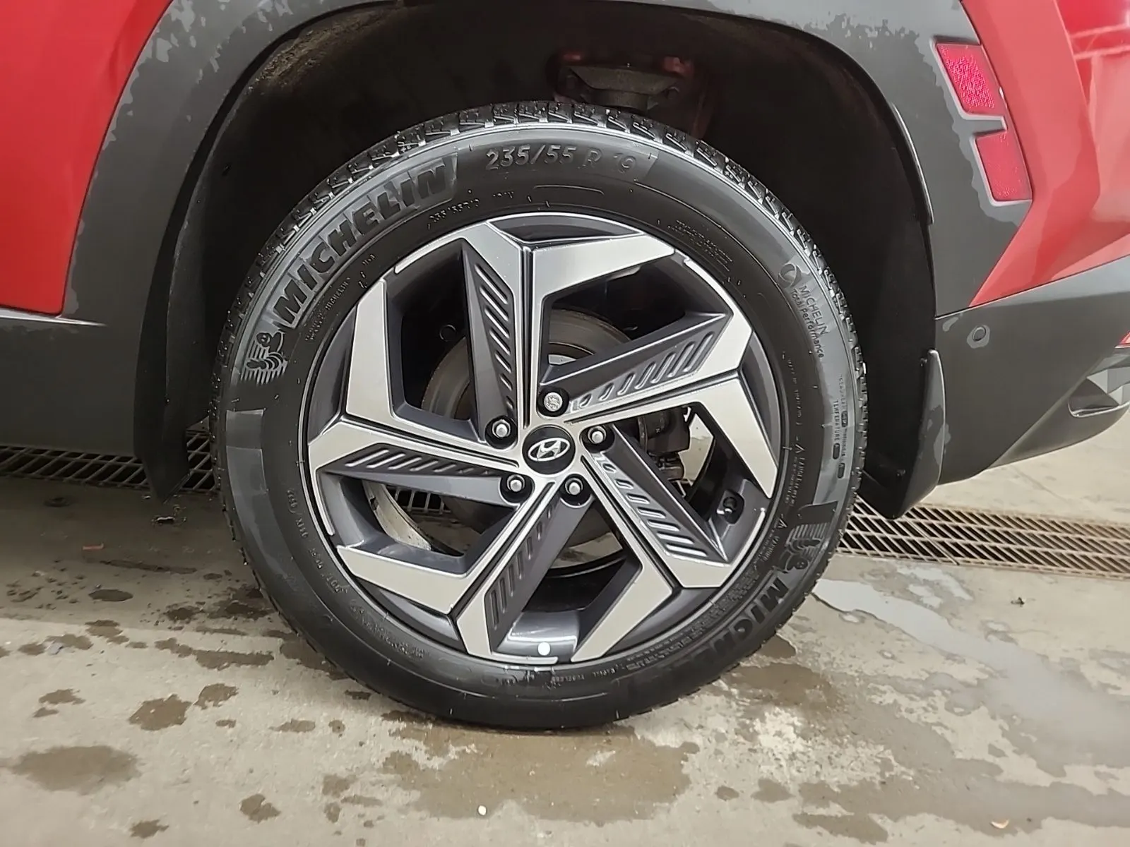 Left Rear Wheel/Tire Photo