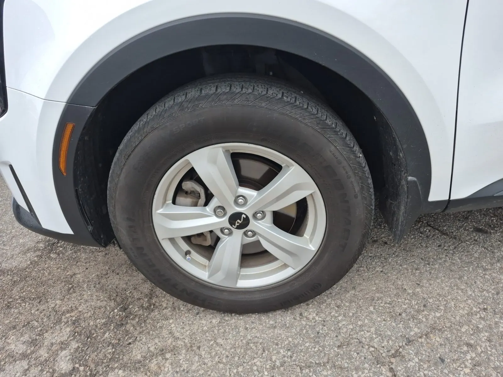Front driver wheel/tire photo