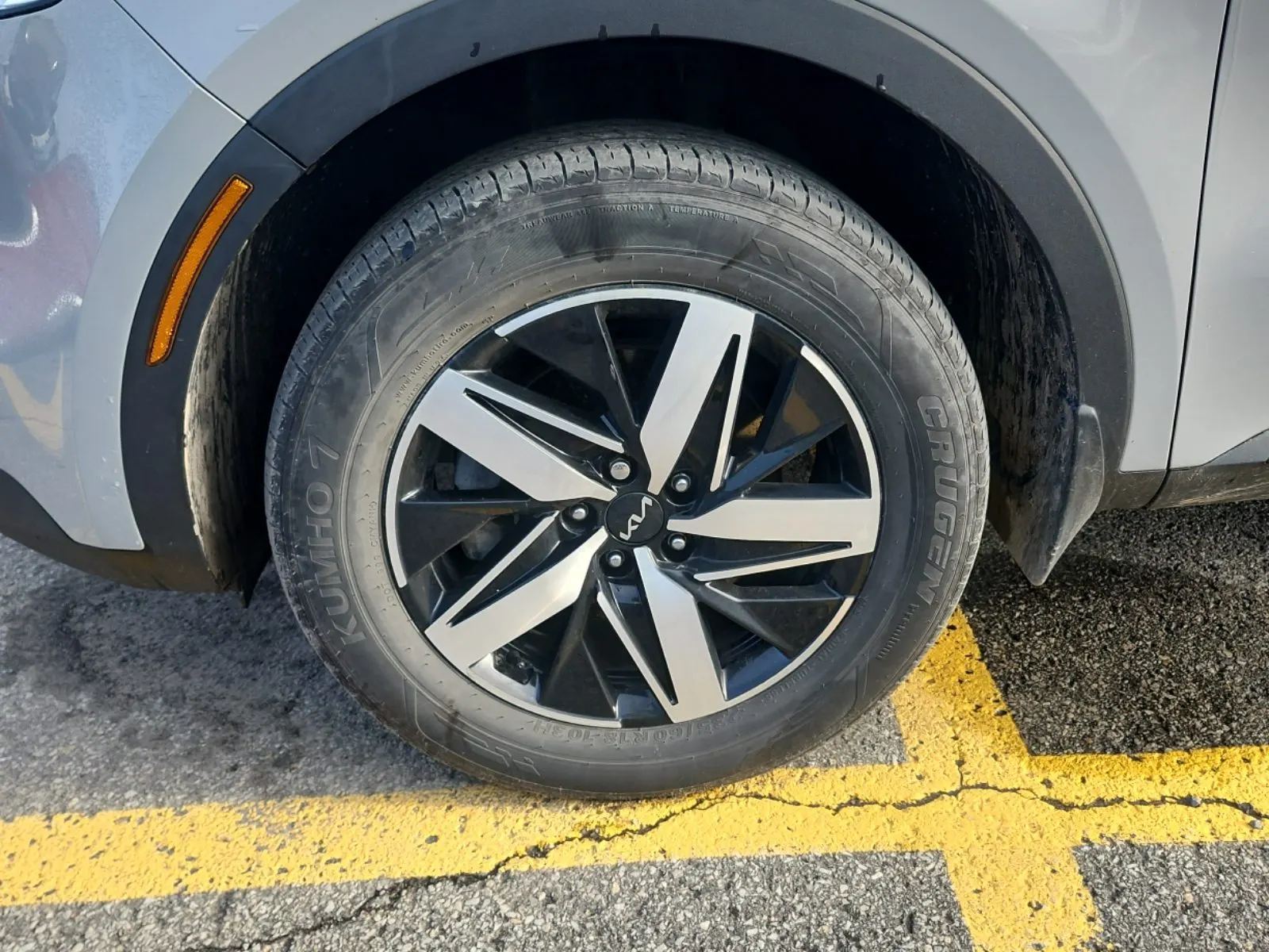 Front driver wheel/tire photo