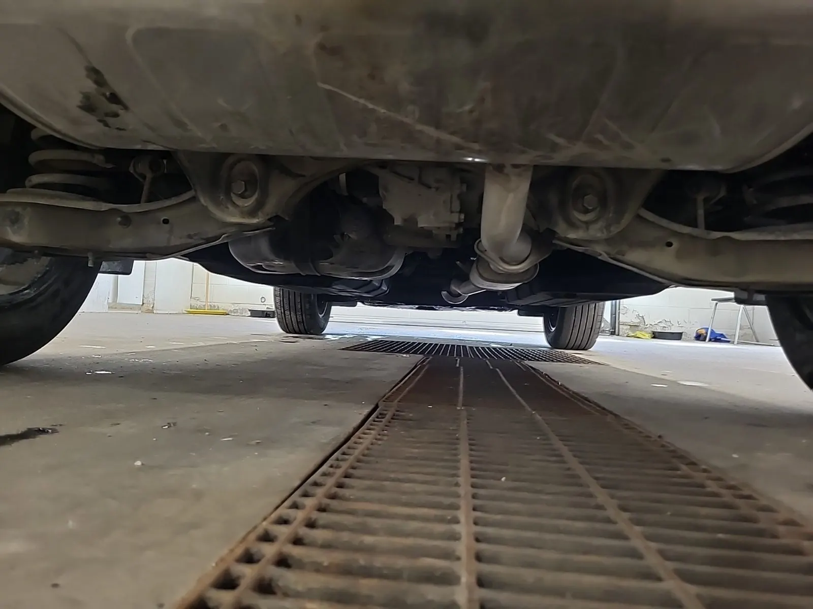Undercarriage - Rear Photo