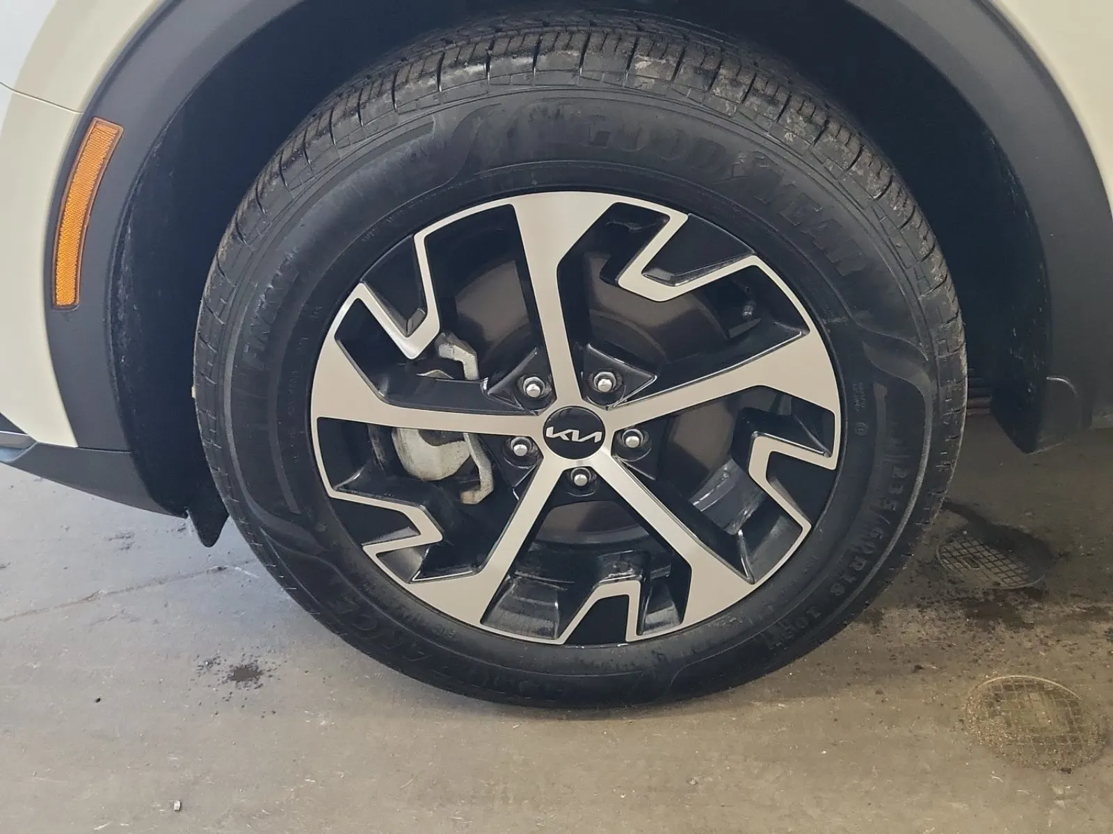 Front driver wheel/tire photo