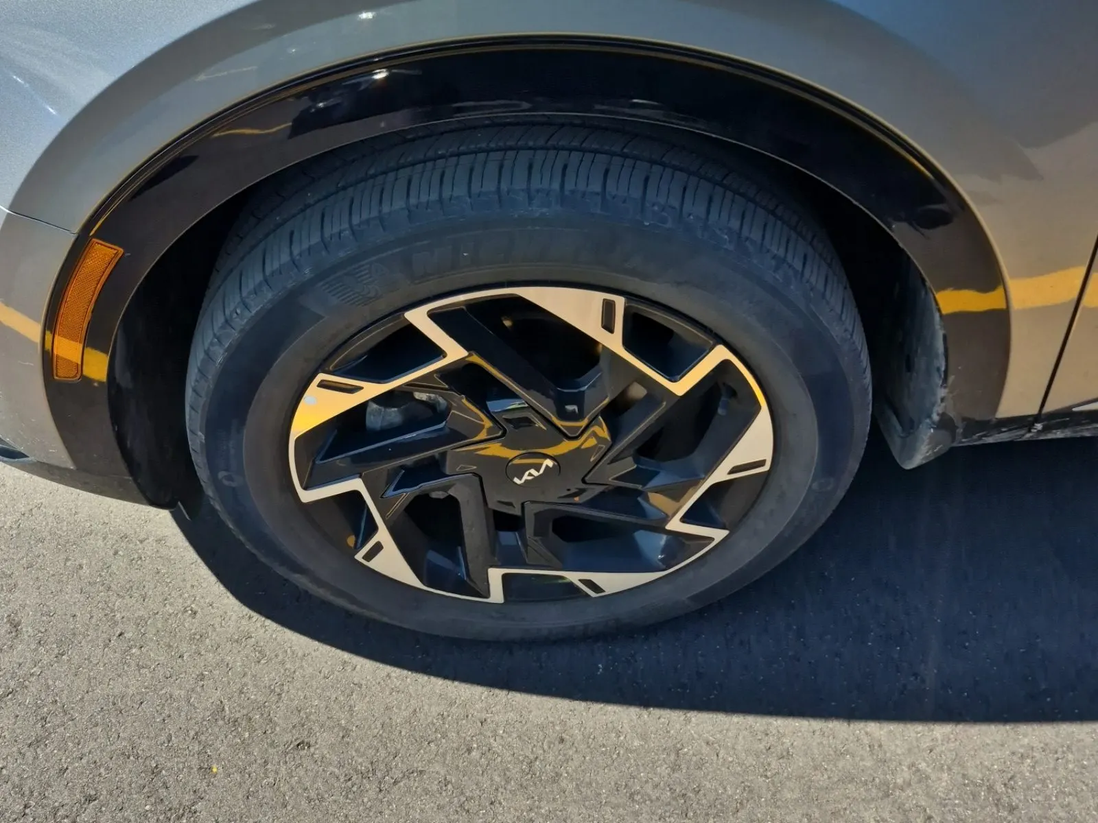 Front driver wheel/tire photo