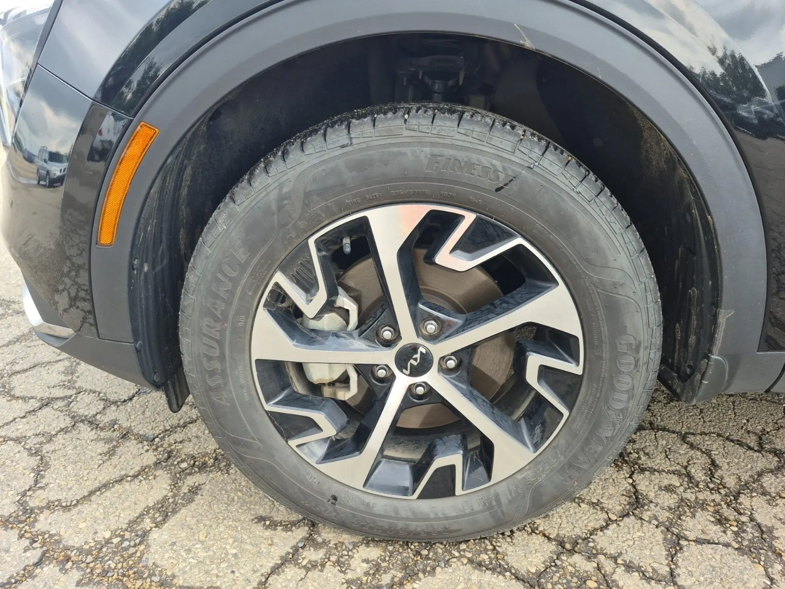 Front driver wheel/tire photo