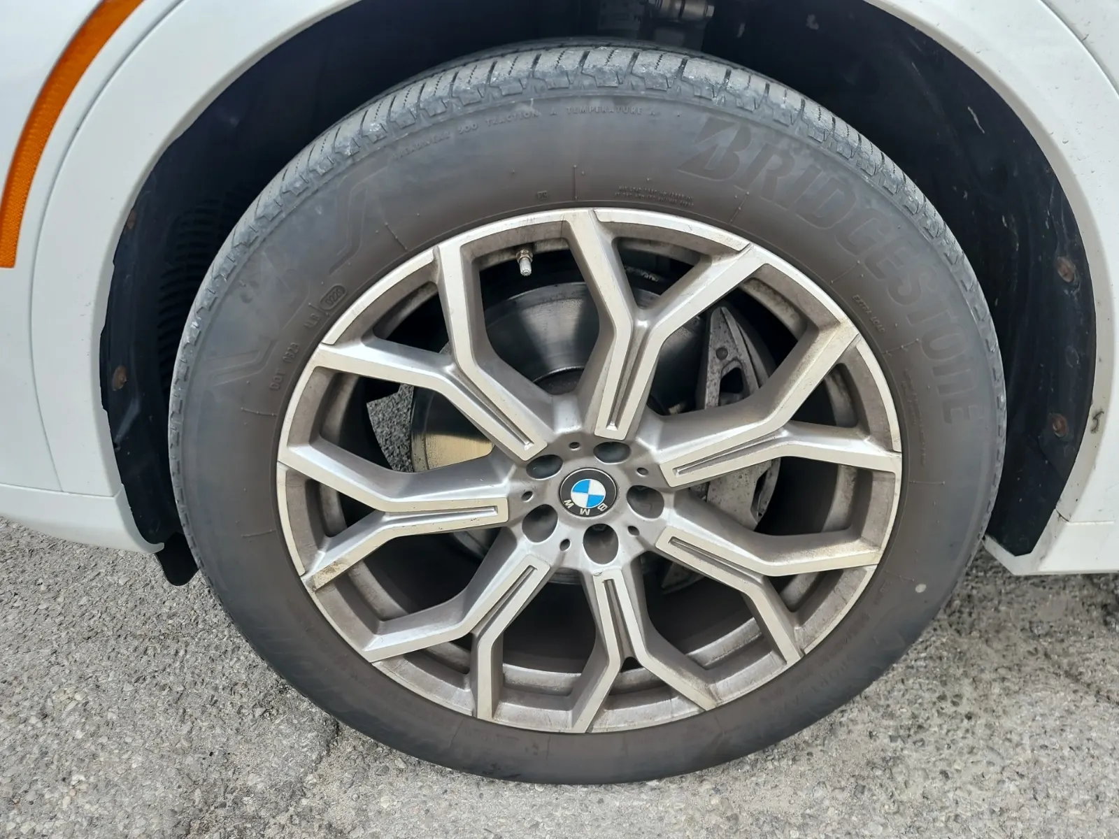 Front driver wheel/tire photo