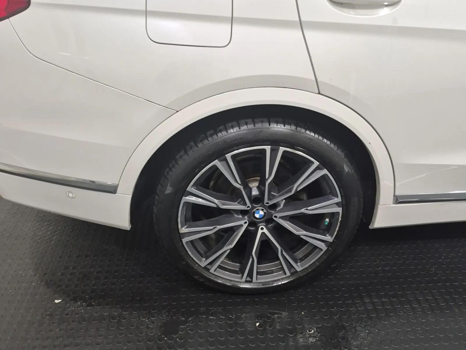 Right Rear Wheel/Tire Photo