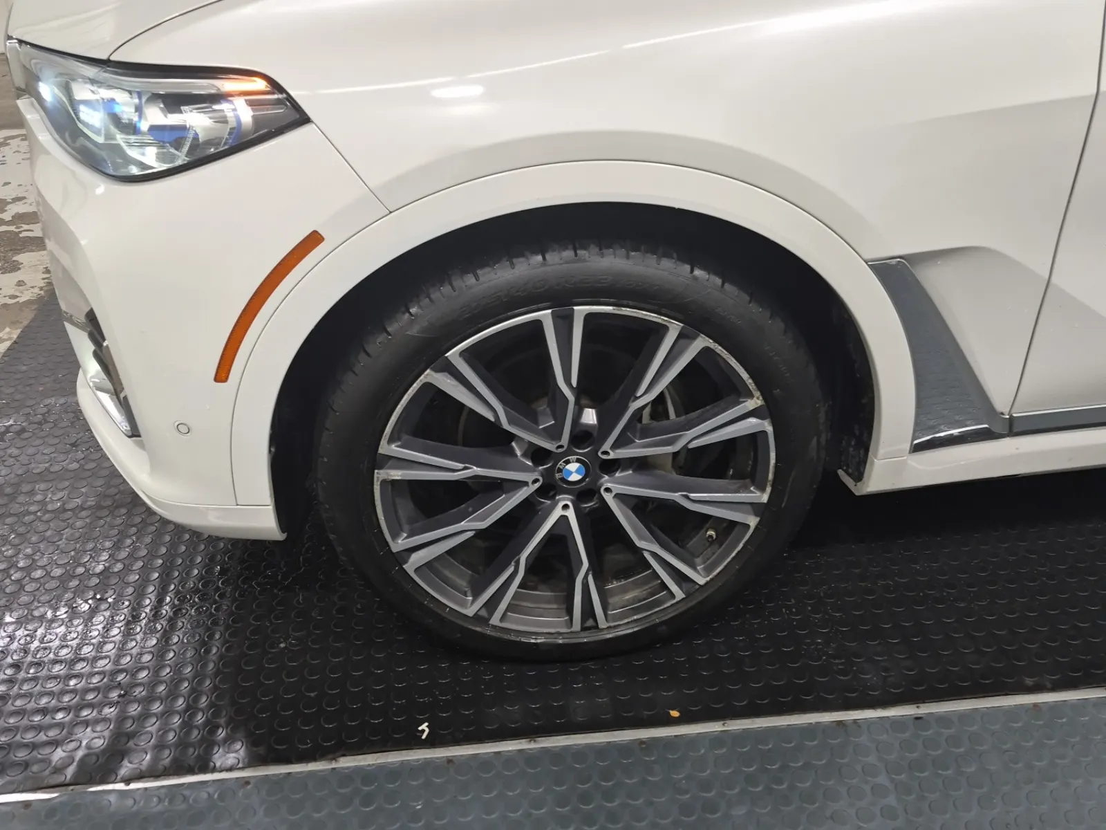 Front driver wheel/tire photo