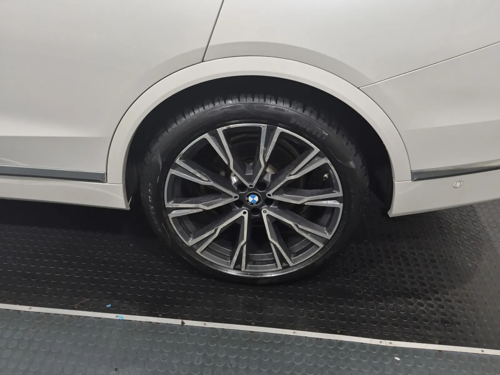 Left Rear Wheel/Tire Photo