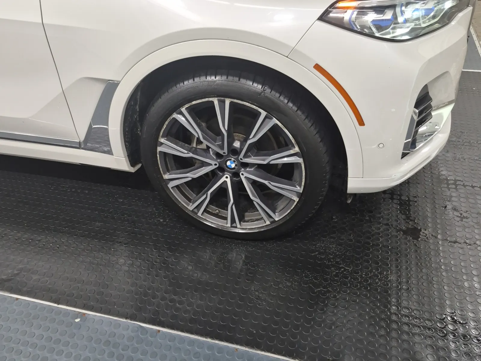 Right Front Wheel/Tire Photo