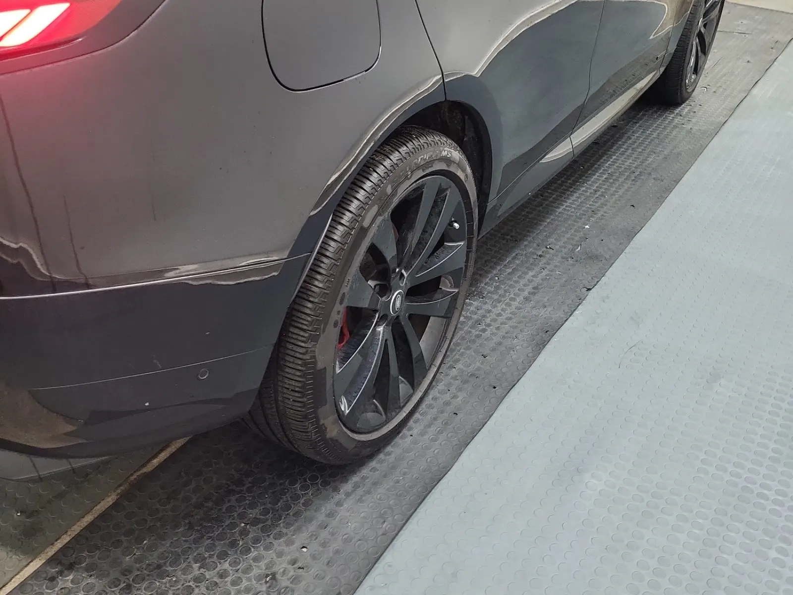 Right Rear Wheel/Tire Photo