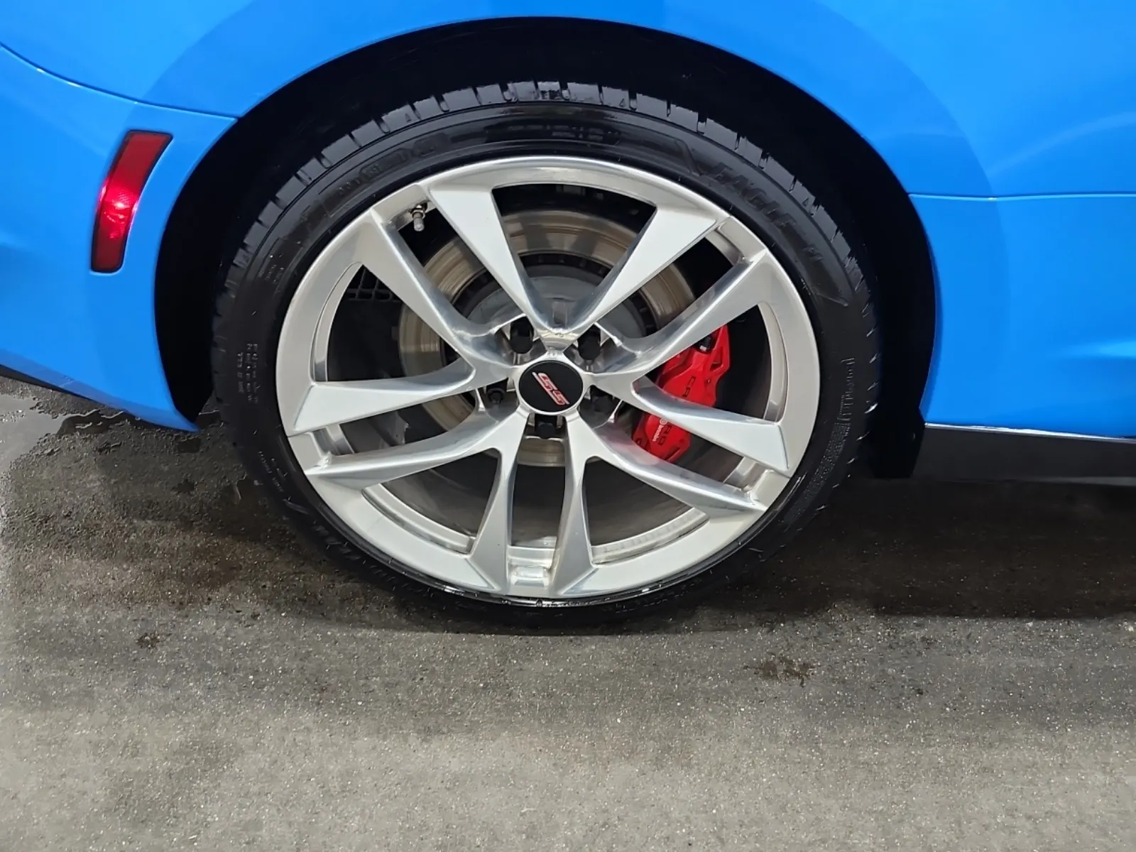 Right Rear Wheel/Tire Photo