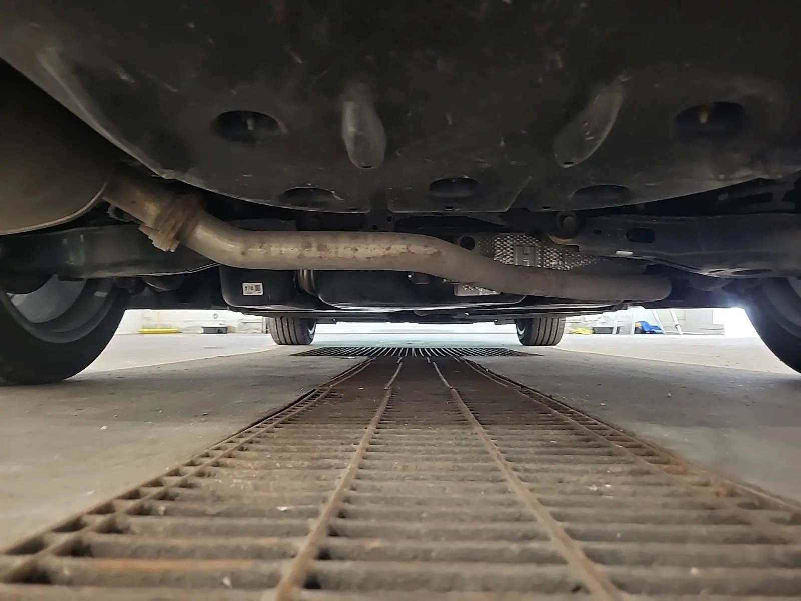 Undercarriage - Rear Photo