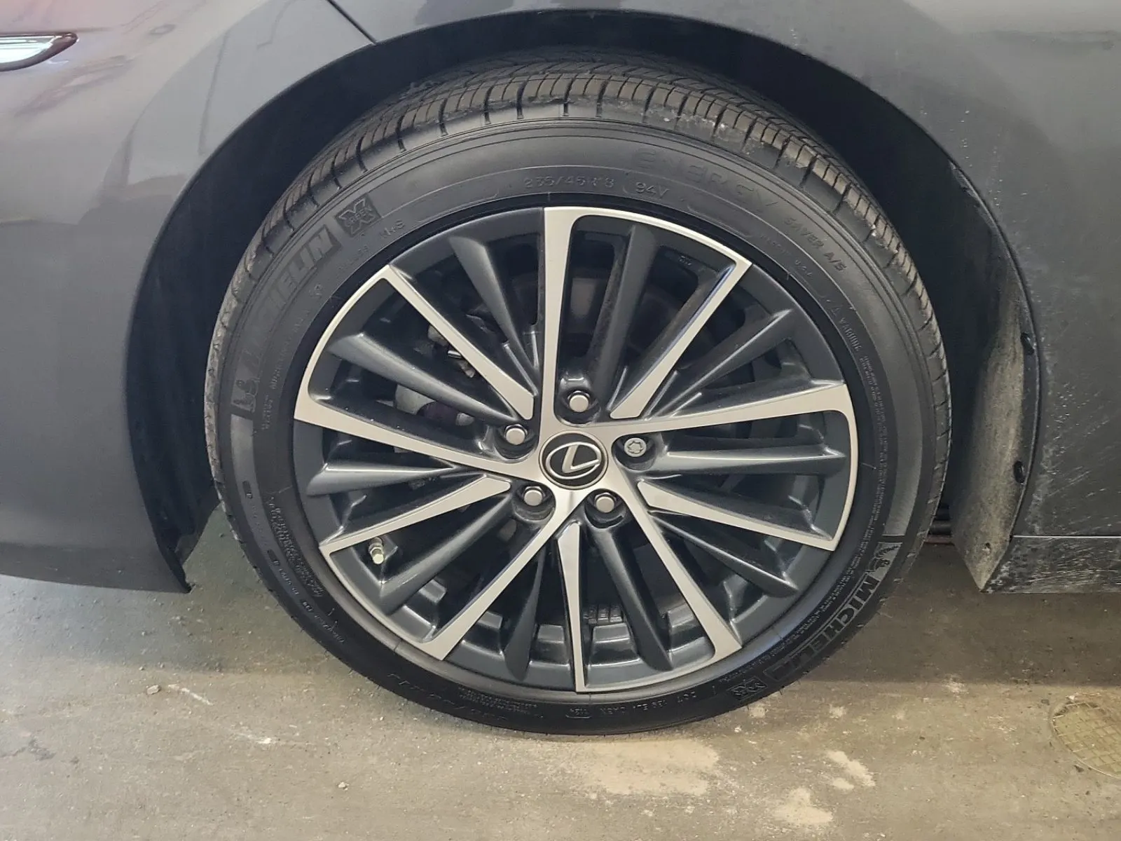 Front driver wheel/tire photo