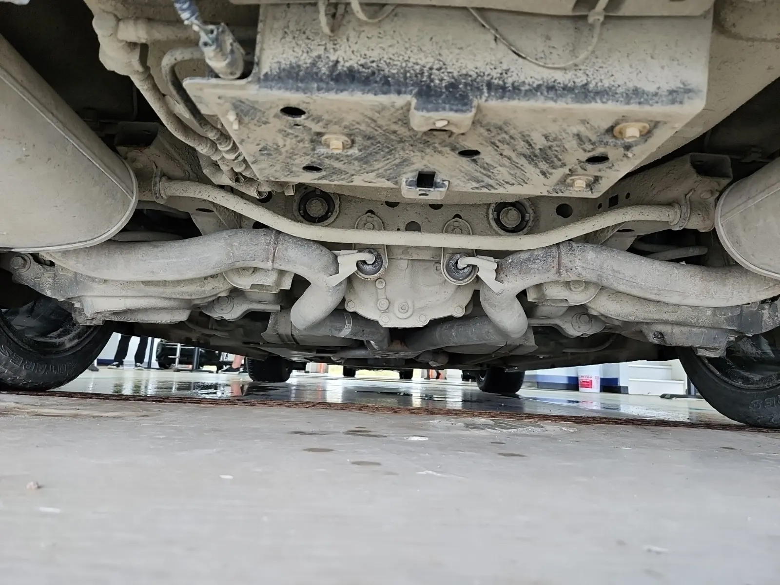 Undercarriage - Rear Photo