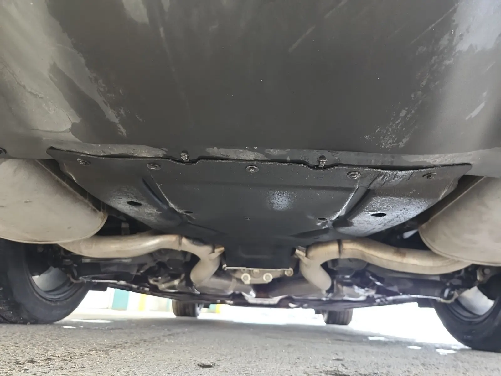 Undercarriage - Rear Photo