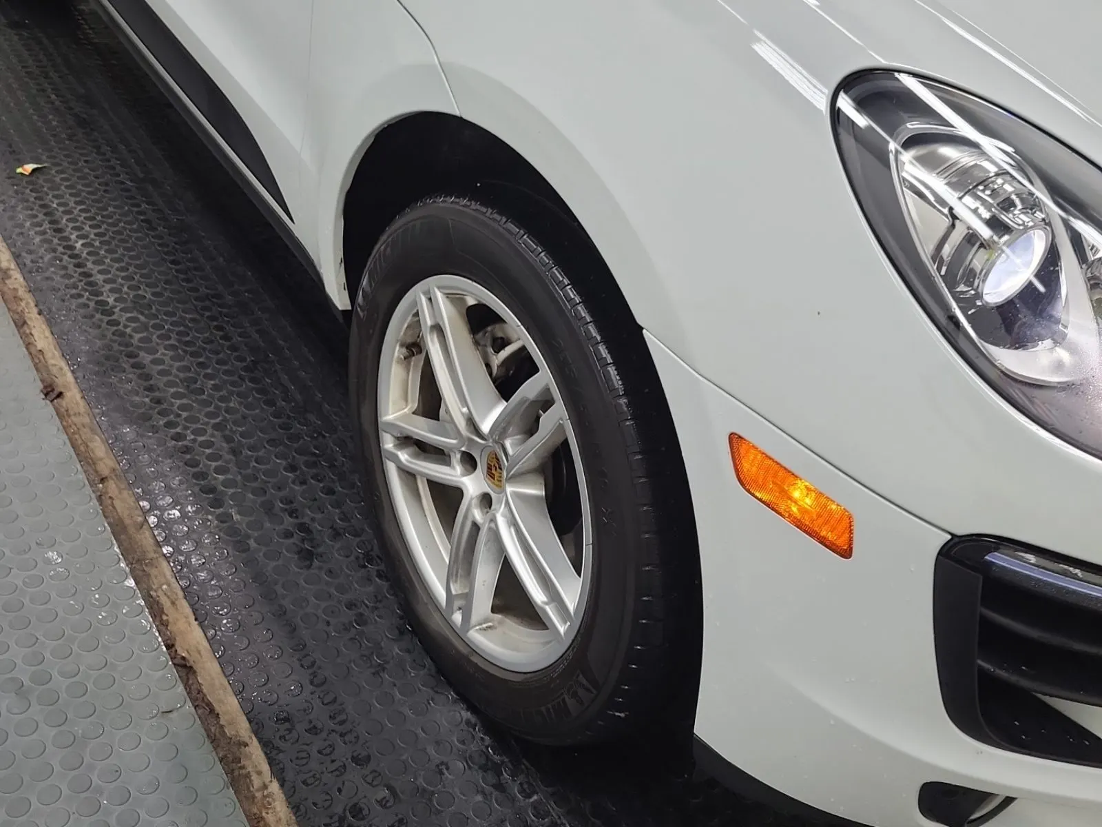 Right Front Wheel/Tire Photo
