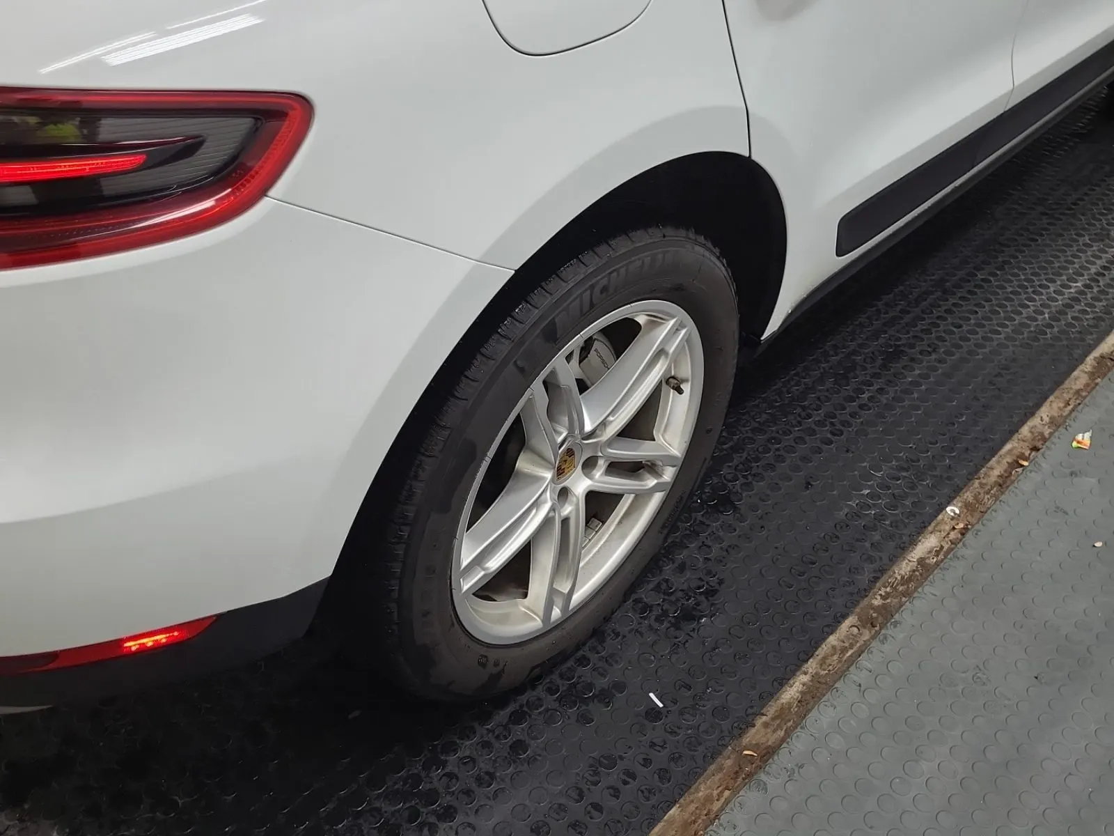 Right Rear Wheel/Tire Photo